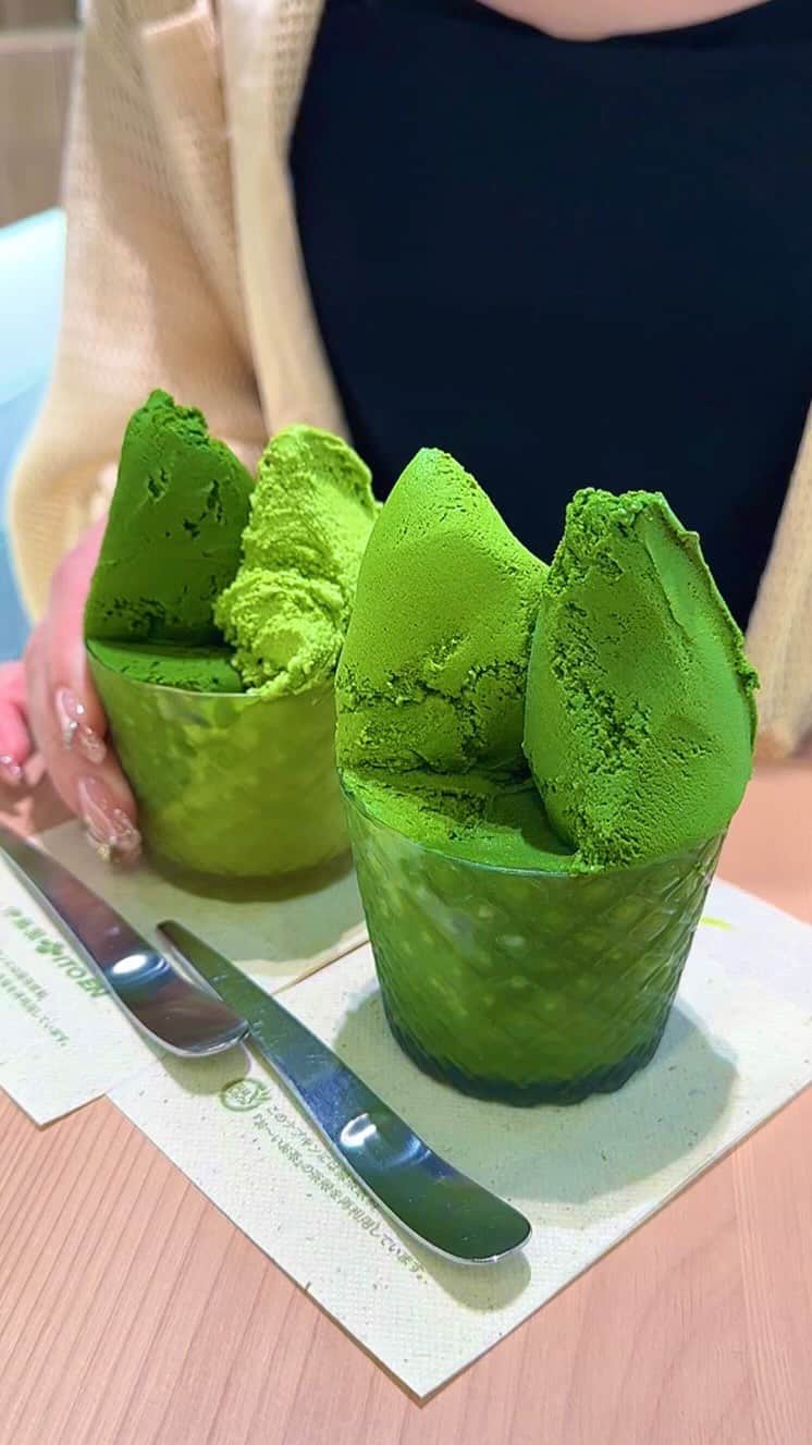 ゆうとグルメのインスタグラム：「大阪旅行おすすめグルメまとめ8選🍓  ①【#grenier】いちごのミルフィーユ 1600円 ㅤㅤㅤㅤㅤㅤㅤㅤㅤㅤㅤㅤㅤ ②【#りくろーおじさん】スフレチーズケーキ ㅤㅤㅤㅤㅤㅤㅤㅤㅤㅤㅤㅤㅤ ③【#重亭】1.5倍ハンバーグステーキ 1950円 ㅤㅤㅤㅤㅤㅤㅤㅤㅤㅤㅤㅤㅤ ④【#ITOEN】宇治抹茶ダブルジェラート 880円 ㅤㅤㅤㅤㅤㅤㅤㅤㅤㅤㅤㅤㅤ ⑤【#frenchmarket】特製フレンチトースト 1250円 ㅤㅤㅤㅤㅤㅤㅤㅤㅤㅤㅤㅤㅤ ⑥【#タブレスカフェ】苺のメルティーショートケーキ ドリンクset 1880円 ㅤㅤㅤㅤㅤㅤㅤㅤㅤㅤㅤㅤㅤ ⑦【#桐麺】冷やし桐玉 1000円 ㅤㅤㅤㅤㅤㅤㅤㅤㅤㅤㅤㅤㅤ ⑧【#甘党まえだ】みたらし団子10本入り 900円  #大阪グルメ #大阪カフェ #大阪ランチ #osaka #japantrip  ㅤㅤㅤㅤㅤㅤㅤㅤㅤㅤㅤㅤㅤ #梅田グルメ #梅田カフェ #難波グルメ #難波カフェ #大阪 #大阪観光 #大阪旅行 #大阪駅 #カフェ巡り #カフェ好きな人と繋がりたい #カフェスタグラム #japanesefood #japantravel」