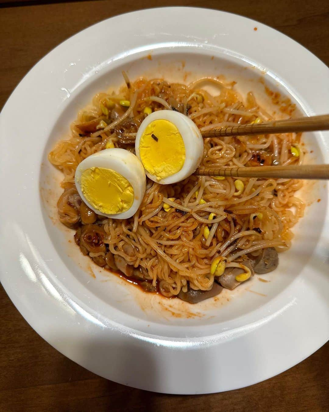 イ・スンヨンさんのインスタグラム写真 - (イ・スンヨンInstagram)「저녁 맛있게 드셨어요 ??  저는 비빔면에 골뱅이 썰어넣고 달걀에 콩나물까지.   평소 콩나물 살짝데쳐서 그린박스에 넣어놓으면  넘나 신선하게 그때그때 먹을수있지요 ~   나만의 비빔면 완성 !ㅎㅎㅎ  주륵주륵 비오는 소리에  비빔면 후루룩 같이 먹어주니 진짜 입도 귀도 같이 호강하구있어요 ㅋㅋ  자연의 신선한 채소야채와  뒷받침해주는 보관 데비마이어 그린박스!  식후 따뜻한 차로 내려주는 혈액순환  여기에 저녁 산책까지 해주면~~~  건강 루틴 뚝딱이쥬? !   #약챙겨먹기전에 #건강먼저챙기구 #오늘하루도마지막까지 #화이팅!!」5月27日 20時41分 - leesyaram