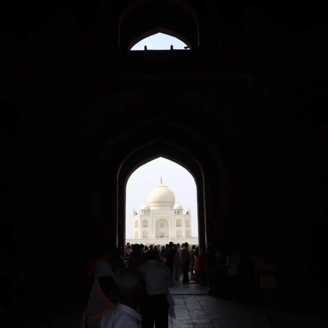 村川絵梨さんのインスタグラム写真 - (村川絵梨Instagram)「インドへ1人旅に行っておりました🇮🇳 ツアーに申し込んだんだけどまさかの1人っきりツアー🌱 優しい現地のガイドさんのおかげで充実した観光になりました😌 ただねー、行く前から今の時期のインドの暑さは体験した事ない暑さですと脅されていたのだけど、、 本当にロウリュウの中にずっといるくらい暑くて🔥 参りました🙃 観光客にもほぼ会わなかったし、ガイドさんにも良く来ましたねと言われた。笑 １秒ごとにネタしかないようなオモロイ土地インド。 一度行ってみたかったインド。 降り立ててよかった🫧 まあ、帰る日にお腹にきまして…しっかりインドの洗礼も受けました🙏笑  最後の写真に私が写っているので見つけてみて下さい🤗」5月27日 20時42分 - eri_murakawa_official