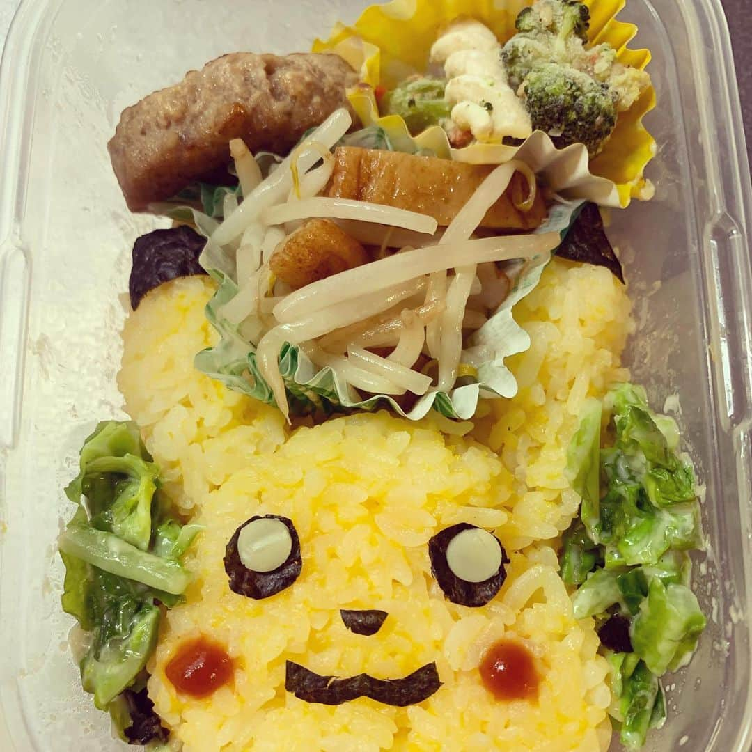 加藤千恵のインスタグラム：「いつかのお弁当。ポケモンはまりまくりの息子リクエストに応じてピカチュウだけど、わたしが作るといつも偽物感が出るな。。。なぜだ。 大食い4歳児にはこれでは足りないので、さらに小さいタッパーに、ミニアメリカンドッグもつけています（完食だった）。 いくつか事情が重なり、数ヶ月に1回くらいのペースでお弁当作る機会があるんだけど、これを平日毎日やってる人たちとか、まじですごすぎない……？」