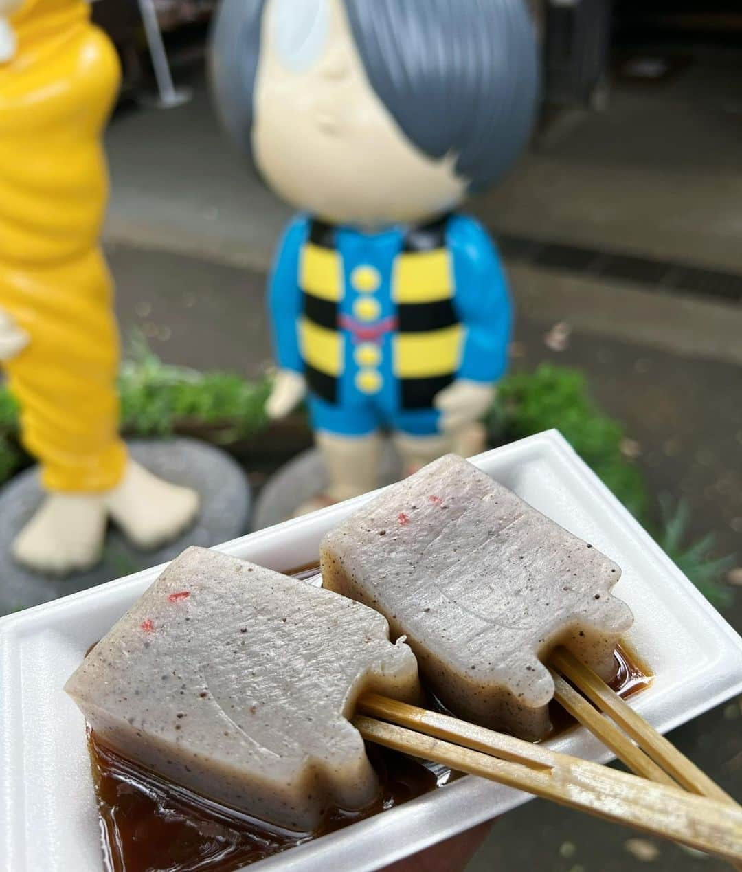 あやちゃんさんのインスタグラム写真 - (あやちゃんInstagram)「鬼太郎茶屋🍵👻  ぜんぶかわいかった🥺 弟が昔大好きだったから妖怪にわりと詳しいの👘 てかめちゃくちゃ鬼太郎コーデだね🤣 偶然です🤣 グッズもたくさん売ってたよー！  #鬼太郎茶屋 #鬼太郎グッズ #ゲゲゲの鬼太郎 #ゲゲゲの鬼太郎ロード #鬼太郎ロード #目玉のおやじ #妖怪 #深大寺 #調布 #調布カフェ #調布グルメ」5月27日 20時51分 - aya.you.love.r