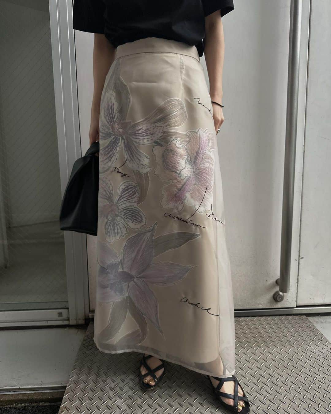 黒石奈央子さんのインスタグラム写真 - (黒石奈央子Instagram)「チュールドレスのスカートver.  こちらのチュールは取り外しできませんが、  サラッと一枚でシンプルなtやタンクに合わせて❤️  トレーシーングペーパーに、書かれた文字はチュールに刺繍で表現しました！  . sk 6/3  tee 発売中 .  #keitamaruyamaxameri  @amerivintage  @keitamaruyama」5月27日 22時30分 - blackstone705