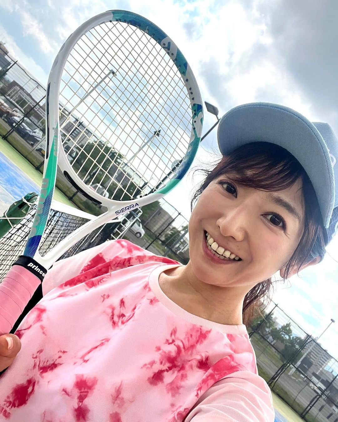 佐藤彩さんのインスタグラム写真 - (佐藤彩Instagram)「今シーズン初！ 外でのテニス🎾  汗だくでした〜😂  シューズはおにゅーです👟  #テニス #下手だけど楽しい #サーブが入るようになってきた #2時間で少し成長 #テニスシューズ #おにゅー」5月27日 20時45分 - hbc_ayasato