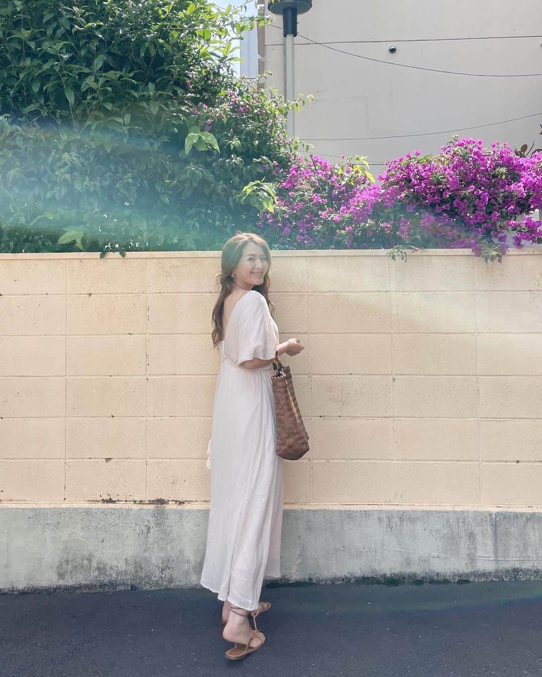 misatoのインスタグラム：「. ⁡ 前後どちらでも着れちゃう2WAYワンピース👗 ⁡ ⁡ ⁡ 背中見せが好きな私は 後ろVで着てみたよ♡ この空き具合が…素敵💯 ⁡ ⁡ ⁡ しかも、とろみ感のある冷感素材だから 着ていてサラッと気持ちいいのー✨ ⁡ ⁡ 夏は涼しくて楽ちんなワンピースばかり 手に取っちゃうよね🌿🌞 ⁡ ⁡ ⁡ 🏷️2𝑤𝑎𝑦 𝑏𝑎𝑐𝑘 𝑜𝑝𝑒𝑛 𝑑𝑟𝑒𝑠𝑠 𝙱𝙴𝙸𝙶𝙴 / 𝚕𝚘𝚗𝚐 ⁡ ✔︎ @sandlessmoon  ⁡ ⁡ ⁡ ⁡ ワンピースのインナーは バックオープンキャミ♡ ⁡ ⁡ 背中の開いたトップスやワンピが多いから 一枚あると本当に便利🫶 ⁡ ⁡ 締め付けがなくて着心地最高よー🙌💘 ⁡ ⁡ ⁡ ⁡ ⁡ ⁡ #サンドレスムーン#sandlessmoon#ワンピース#大人ボヘミアン#ボヘミアン#ボヘミアンコーデ#海のある生活  #ママコーデ#ママファッション #アラフォー #アラフォーコーデ #アラフォーママ #ボヘジョ#fashion#outfit#coordinate#black#koreanfashion #오오티디#ヘアカラー #高身長女子#高身長コーデ」