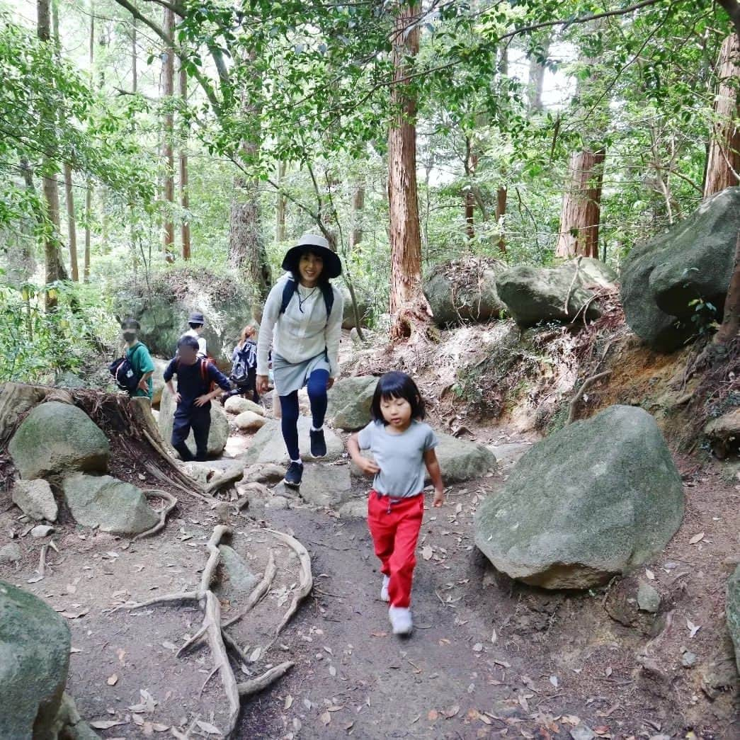 本仮屋リイナさんのインスタグラム写真 - (本仮屋リイナInstagram)「久しぶりに、山登りしたい！という息子のリクエストに応え、筑波山へ🗻⁡ ⁡⁡ ⁡心配された4歳娘は、小猿のお姫さまになりきってずーっとぶつぶつ小猿のセリフを喋つぶやきながら、楽しそうに登ってくれました🐒⁡ ⁡⁡ ⁡帰りはケーブルカー乗ろうねって言ってたのに、「わたし、行けるよ！」と、下りも歩いて🥹✨ ⁡⁡⁡ ⁡往復4時間、よく歩きました👏⁡ ⁡⁡⁡ ⁡⁡#筑波山登って汗びっしょリイナ🗻🗻」5月27日 20時49分 - riina_motokariya