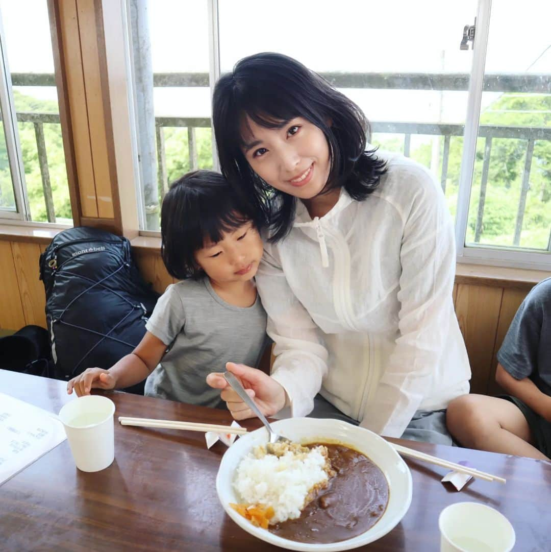 本仮屋リイナさんのインスタグラム写真 - (本仮屋リイナInstagram)「久しぶりに、山登りしたい！という息子のリクエストに応え、筑波山へ🗻⁡ ⁡⁡ ⁡心配された4歳娘は、小猿のお姫さまになりきってずーっとぶつぶつ小猿のセリフを喋つぶやきながら、楽しそうに登ってくれました🐒⁡ ⁡⁡ ⁡帰りはケーブルカー乗ろうねって言ってたのに、「わたし、行けるよ！」と、下りも歩いて🥹✨ ⁡⁡⁡ ⁡往復4時間、よく歩きました👏⁡ ⁡⁡⁡ ⁡⁡#筑波山登って汗びっしょリイナ🗻🗻」5月27日 20時49分 - riina_motokariya