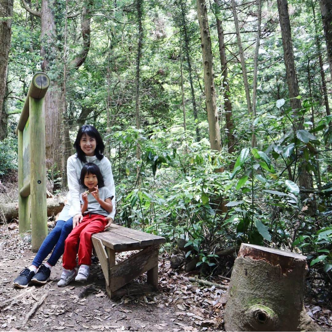 本仮屋リイナのインスタグラム：「久しぶりに、山登りしたい！という息子のリクエストに応え、筑波山へ🗻⁡ ⁡⁡ ⁡心配された4歳娘は、小猿のお姫さまになりきってずーっとぶつぶつ小猿のセリフを喋つぶやきながら、楽しそうに登ってくれました🐒⁡ ⁡⁡ ⁡帰りはケーブルカー乗ろうねって言ってたのに、「わたし、行けるよ！」と、下りも歩いて🥹✨ ⁡⁡⁡ ⁡往復4時間、よく歩きました👏⁡ ⁡⁡⁡ ⁡⁡#筑波山登って汗びっしょリイナ🗻🗻」