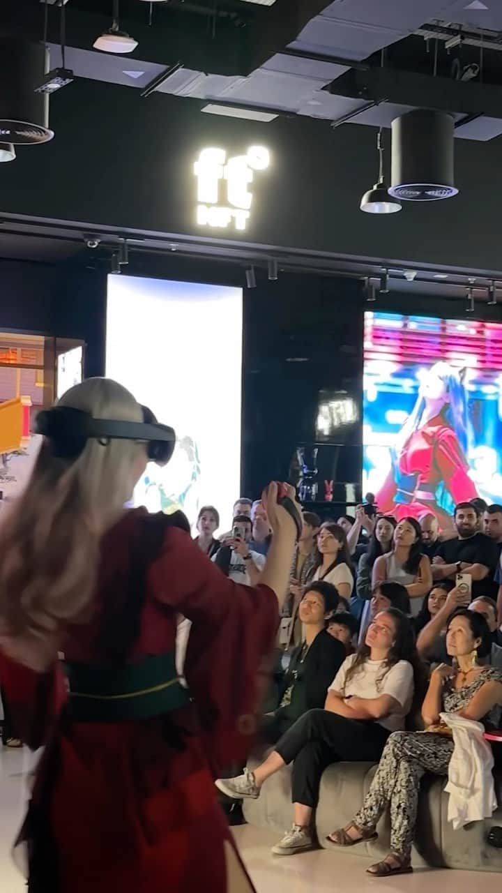 せきぐちあいみのインスタグラム：「Come to ftNFT today to enjoy another amazing VR Painting event by Aimi.   May 27 8:00 PM, Dubai Mall, China Town   Stay tuned for the upcoming events!  #ftnft #vr #art #dubai」