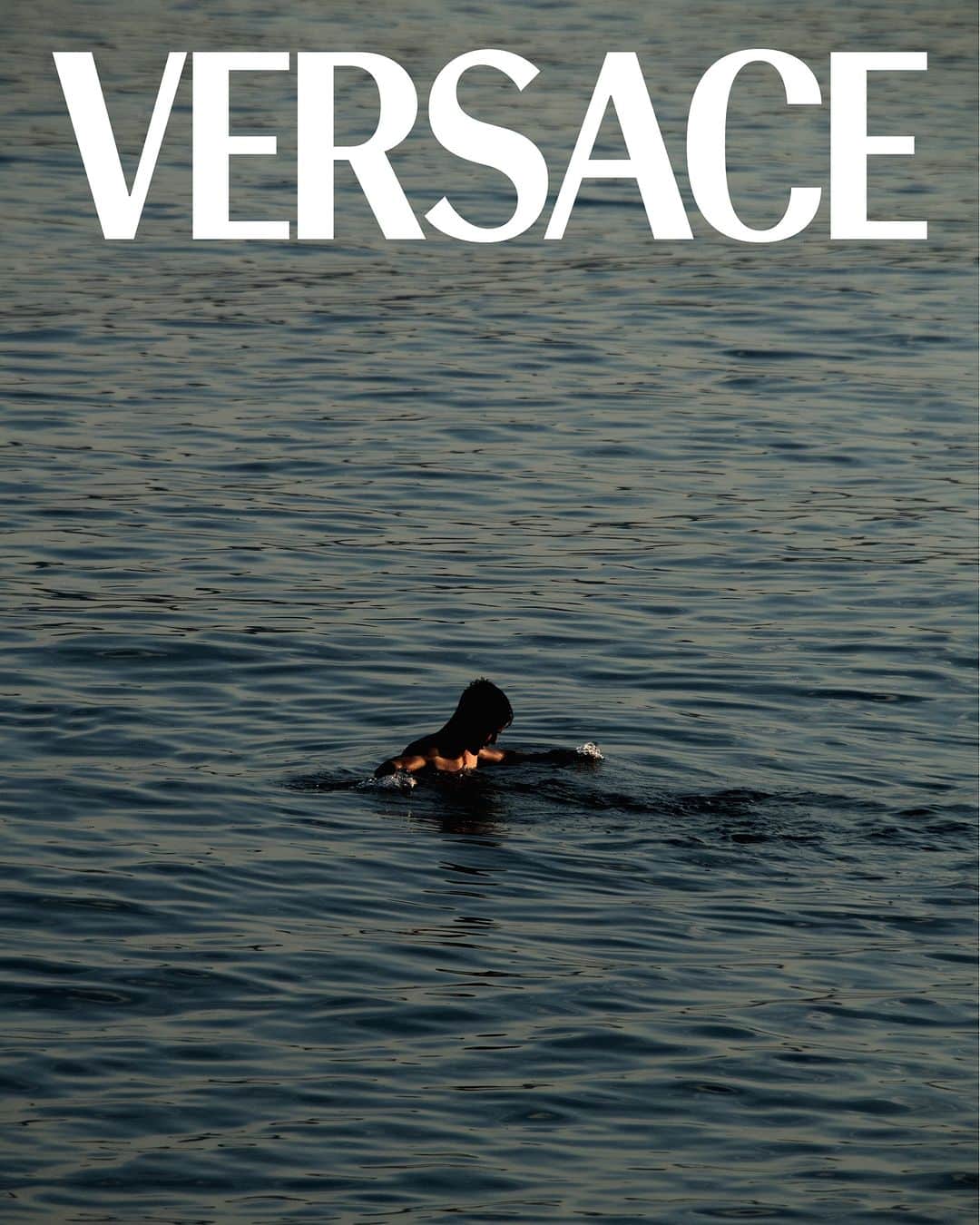 ジャンニヴェルサーチさんのインスタグラム写真 - (ジャンニヴェルサーチInstagram)「The Versace Vacanza  Cannes, South of France.  The collection is available now in-store and at Versace.com.  @donatella_versace @dualipa #VersaceLaVacanza」5月27日 21時00分 - versace