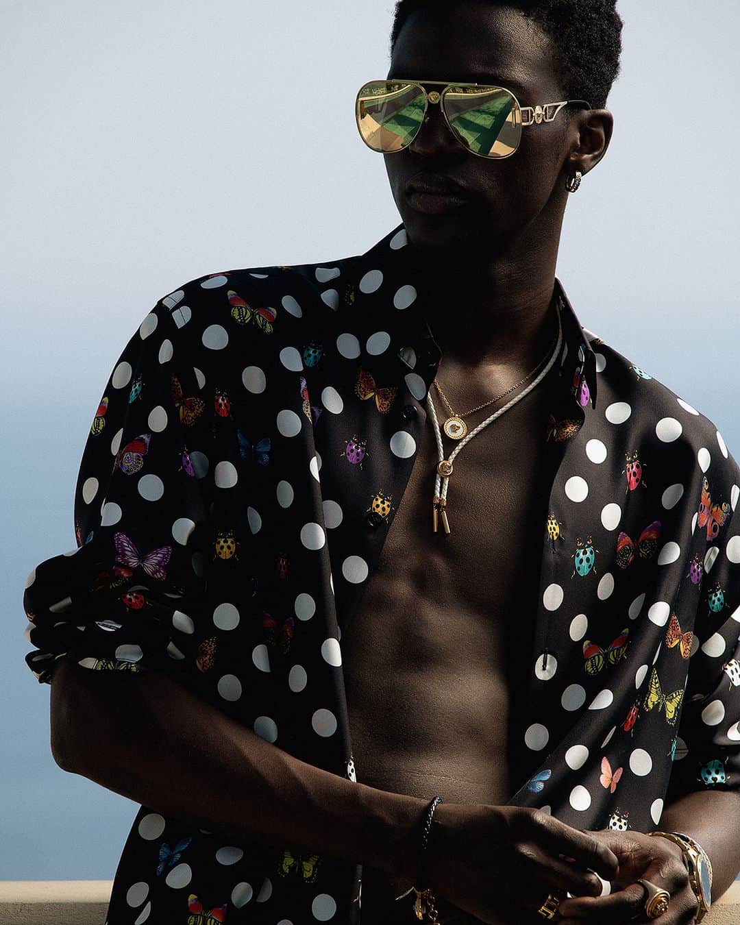 ジャンニヴェルサーチのインスタグラム：「The Versace Vacanza  Cannes, South of France.  The collection is available now in-store and at Versace.com.  @donatella_versace @dualipa #VersaceLaVacanza」