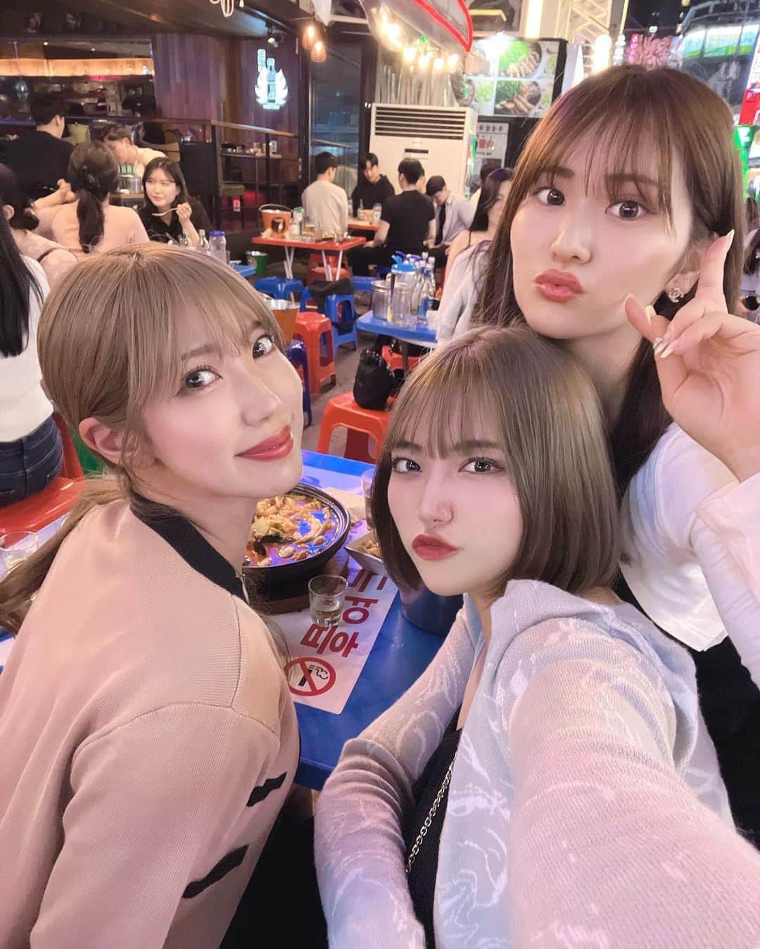 RIKAのインスタグラム：「⁡ 全員髪色かえました👩🏻‍🦰👱🏻‍♀️👩🏼 イルボンサランいむにだ😸🩷 ⁡ #インスタに韓国しかない女 #君たちの瞳で泳げるかな？ #カンジャンケジャン #韓国旅行」