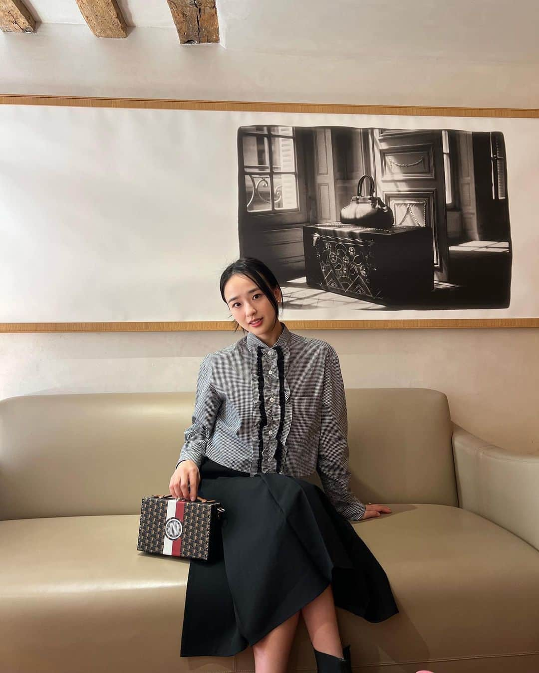 ソン・ヨンジェさんのインスタグラム写真 - (ソン・ヨンジェInstagram)「Thank you for the unique experience and great hospitality @moynat 🤍💫  Honored to see rare yet beautiful antique Moynat suits cases at the apartment of Paris store.」5月27日 20時59分 - yeonjae_son