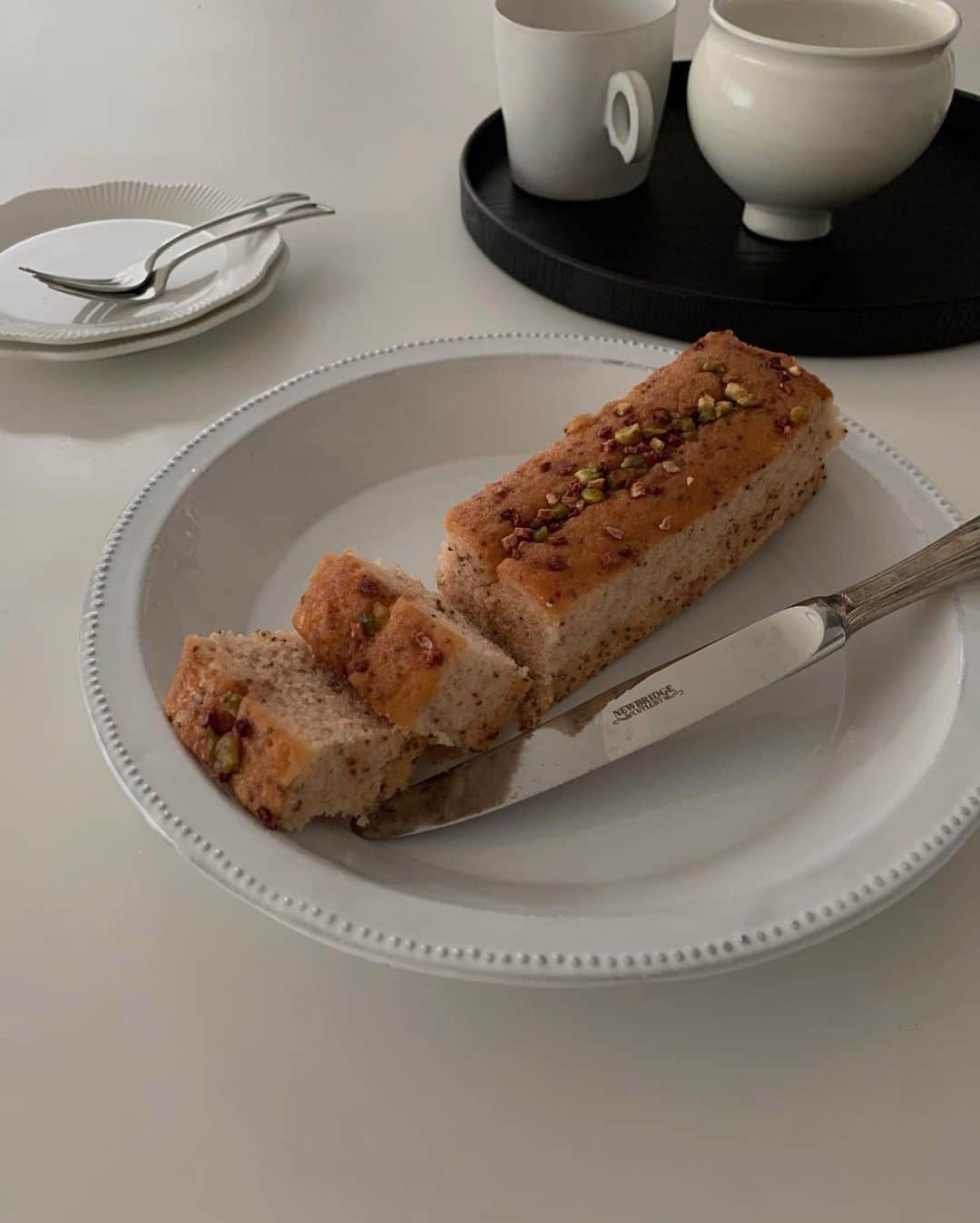 のインスタグラム：「| tea time🫖 子供たちと今日のおやつ いちごのつぶつぶがぷちぷち鳴っていい食感🍓🍴 しっとりパウンドケーキで満腹度も◎ 大好きなピスタチオもトッピングしてあって 見た目もきれいで美味しかった🤭  苺ジャム作りの工場で 砂糖漬けの苺から滲み出る国産の苺シロップ 工場ではほんの一部しか使われなくて 残りは価値があるものの工場製造レベルとなると 処分してしまうしかなかったもの それを再利用できないと生まれたのがこのシリーズ ジャム作りで出来たものだけあってこの濃厚さかなと❤️ 処分されていたものに付加価値をつけて 新たな商品にアップグレード フードロス削減も出来て地球にも優しい アップサイクル🌏  #oisix#teatime#poundcake#astierdevillatte」