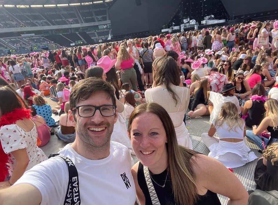 キャサリン・ドリスコルのインスタグラム：「incredible night at Harry Styles in Edinburgh .. huge thanks to a gem of a human @kennybobbybenny for the best day in Edinburgh … although the 30km of walking has killed me off today!」