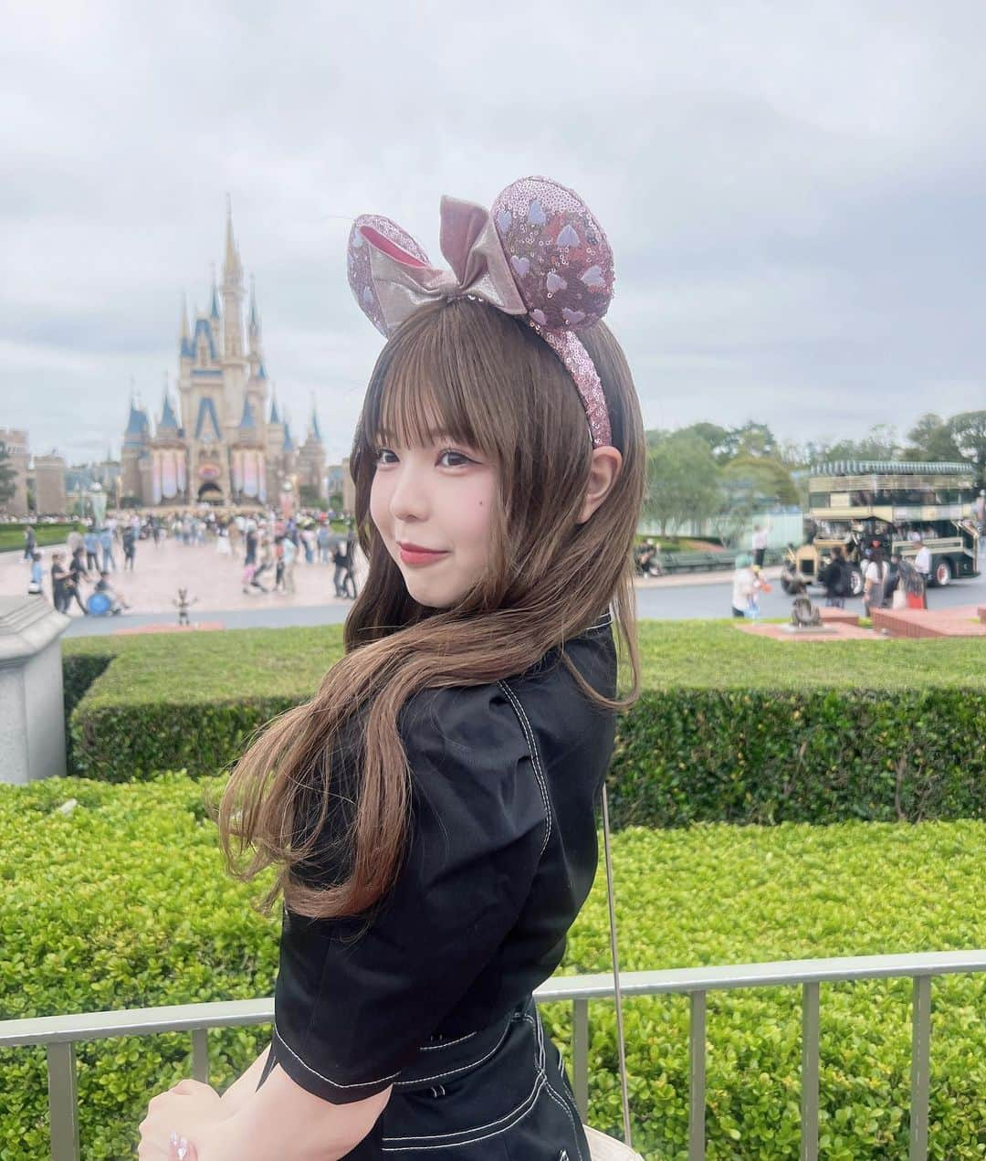 りょーかさんのインスタグラム写真 - (りょーかInstagram)「・ ・ 初ディズニー🏰💗 ハマったから絶対またすぐ行きます。  グーフィーりょーかのとこ来てくれた^_^ ・ #ディズニーコーデ」5月27日 21時09分 - ryoka_0720