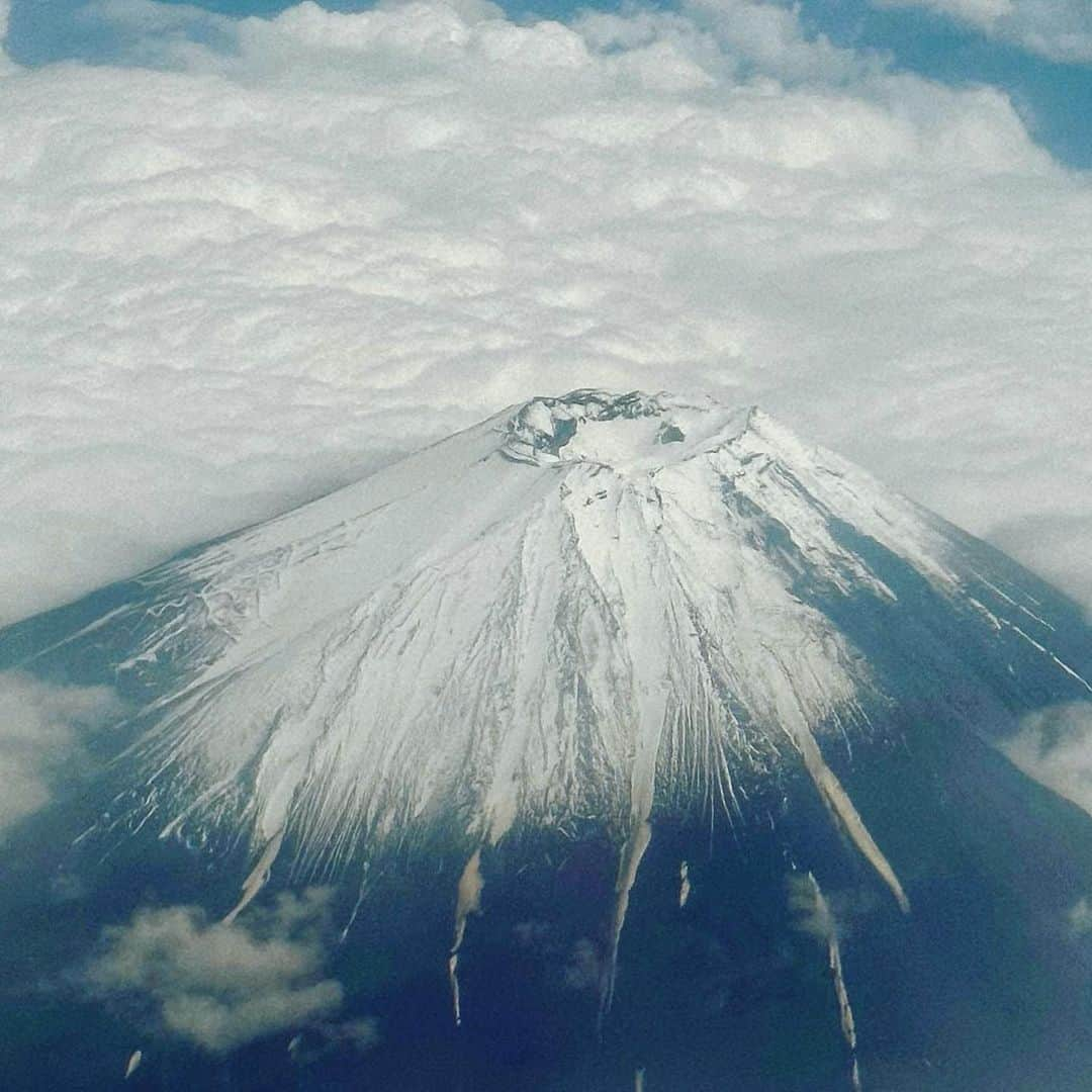 山田佳子さんのインスタグラム写真 - (山田佳子Instagram)「富士山🗻 今日は頂上がキレイに見えた💕  #今日の #富士山🗻  #雄大な景色  #上から #頂上 #いい眺め #元気もらえる #移動中 #土曜日の午後」5月27日 21時02分 - yoshiko117