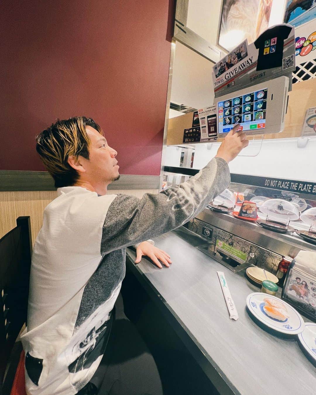 のインスタグラム：「アメリカのくら寿司に初めて行きました！！！🍣  ミネソタにオープンしました！ 日本とは少しメニューがちがうんかな？ 美味しかったです🙇‍♂️  #ミネソタ #くら寿司 #アメリカ #初でした」