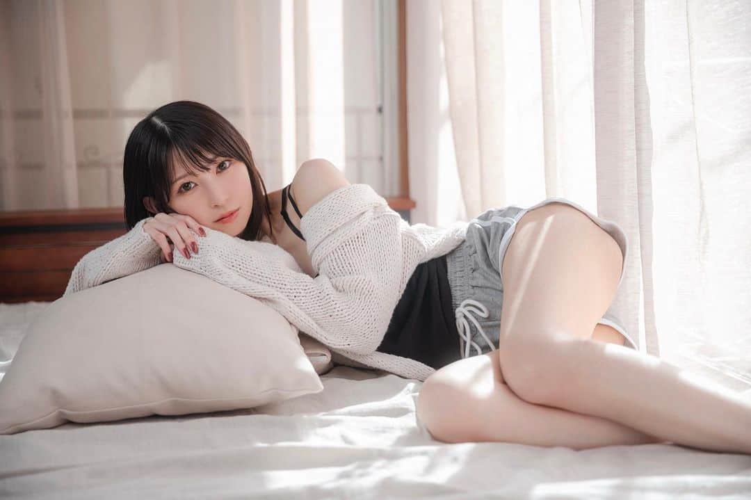 のインスタグラム：「午後のひと時  『君と過ごした休日』再販になりました☺️  ▪︎5/28(日)予約締め切り▪︎  今回の再販分で販売終了となります！お迎えしていない方は是非お手に取っていただけたら嬉しいです🫧  Photo*七海ソラさん  #ポートレート #部屋着 #写真集 #撮影 #japanesegirl #cosplay #cosplaygirl #photooftheday #selfie #followme #셀카 #촬영 #좋아요환영 #コスプレイヤー #璃波」