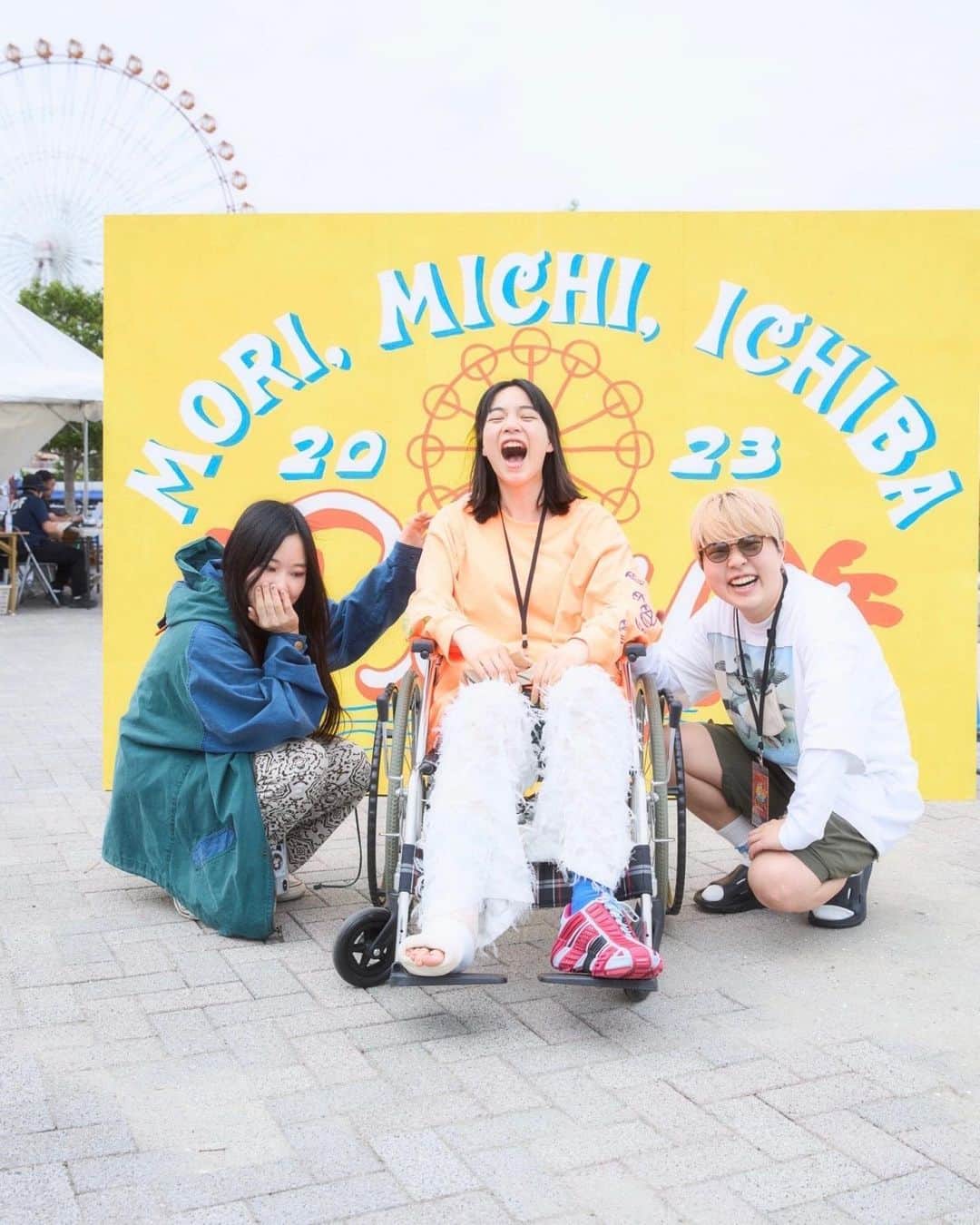 のん（能年玲奈）のインスタグラム：「しょーこさんが車椅子押してくれた。 あっち行きたいって言ったら連れてってくれて嬉しかった🥳 4枚目の哀愁がすてき。 観覧車、乗りに行くのかな。🎡  #森道2023 #森道市場 #捻挫」
