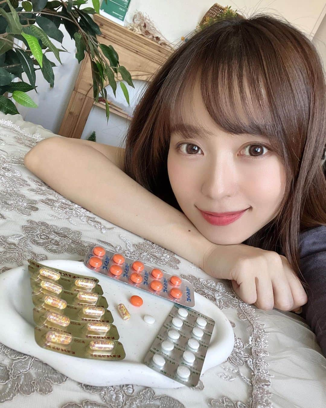 みき みーやんさんのインスタグラム写真 - (みき みーやんInstagram)「美肌のためにいま飲んでるもの🍵💊 . . 今周りの友達もみんなやってるオンライン診療で 診療して薬処方してもらった😍💕 @tokyo_online_clinic  . 安いしすぐ届くしなんせ楽ちんやん🥺♡ 今回飲んでいるのは【スーパー美肌セット（1ヶ月分）】 ・ユベラ （抗酸化作用：シミ・そばかすの改善と予防） ・ハイチオール（抗酸化作用：シミ・そばかすの改善と予防） ・ビタノイリン（肌の新陳代謝改善：肌荒れ、ニキビ改善） 各90錠ずつ . とりあえず1ヶ月飲んで効果ありそうやったら 続けてみようと思ってる🤤💕 何事も続けることが大事！やな🤤 . .⁡ #東京オンラインクリニック #メディカルスキンケア #ユベラ #ハイチオール #スキンケア #シナール #美容皮膚科 #美肌 #美肌ケア #肌質改善 #色素沈着 #シミケア #シミ #そばかす #ニキビ #ニキビケア #ニキビ予防 #自撮り #自撮り女子 #フリーモデル #毛穴ケア #美容垢 #オンライン診療#pr#サプリメント#サプリ」5月27日 21時05分 - mi_yan0101