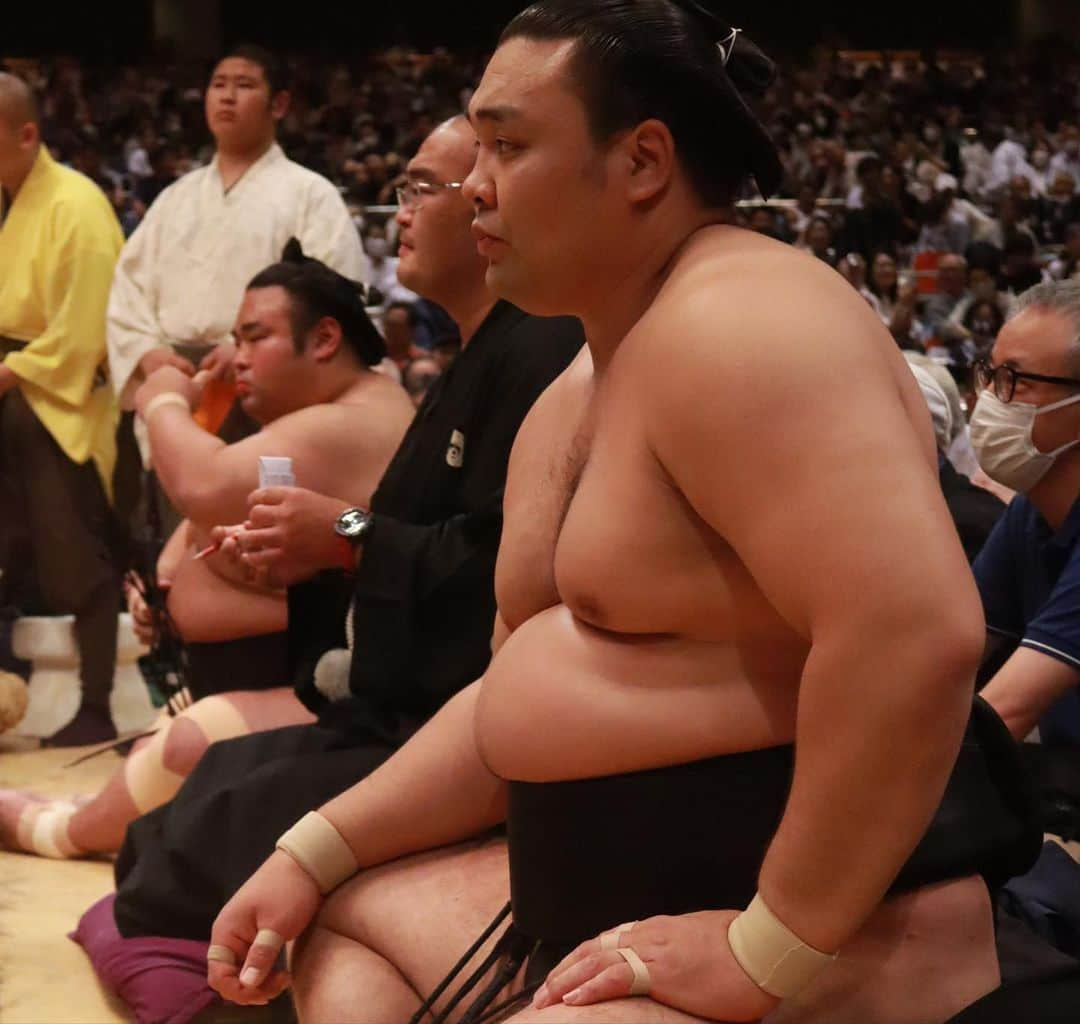 日本相撲協会さんのインスタグラム写真 - (日本相撲協会Instagram)「大相撲五月場所十四日目！  #照ノ富士 が　#霧馬山 を破り、6場所ぶり8回目の優勝を決めました！ 11勝　#朝乃山 10勝　#豊昇龍、#若元春、#王鵬  #sumokyokai  #大相撲 #sumo #相撲 #力士 #お相撲さん #japanphoto #sumowrestlers #japanculture  #満員御礼　#国技館　#両国国技館　#五月場所　#夏場所」5月27日 21時07分 - sumokyokai