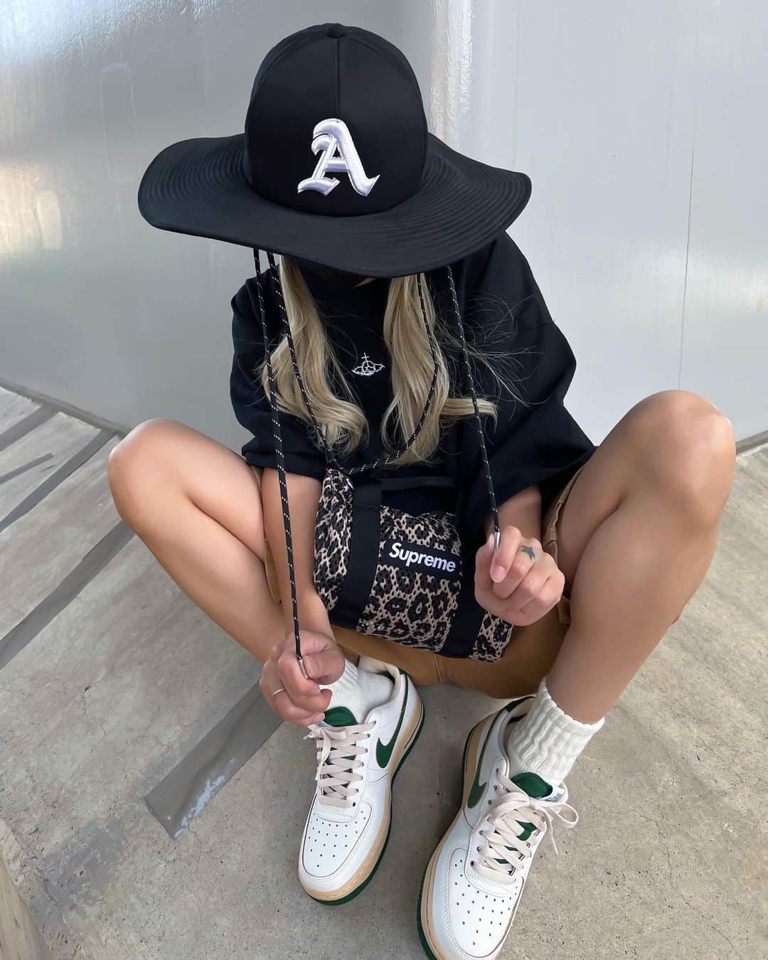 Supreme Mihoのインスタグラム：「🖤🐆🖤 ✩ leopard可愛いね🤎 ✩ #supreme  #シュプリーム」