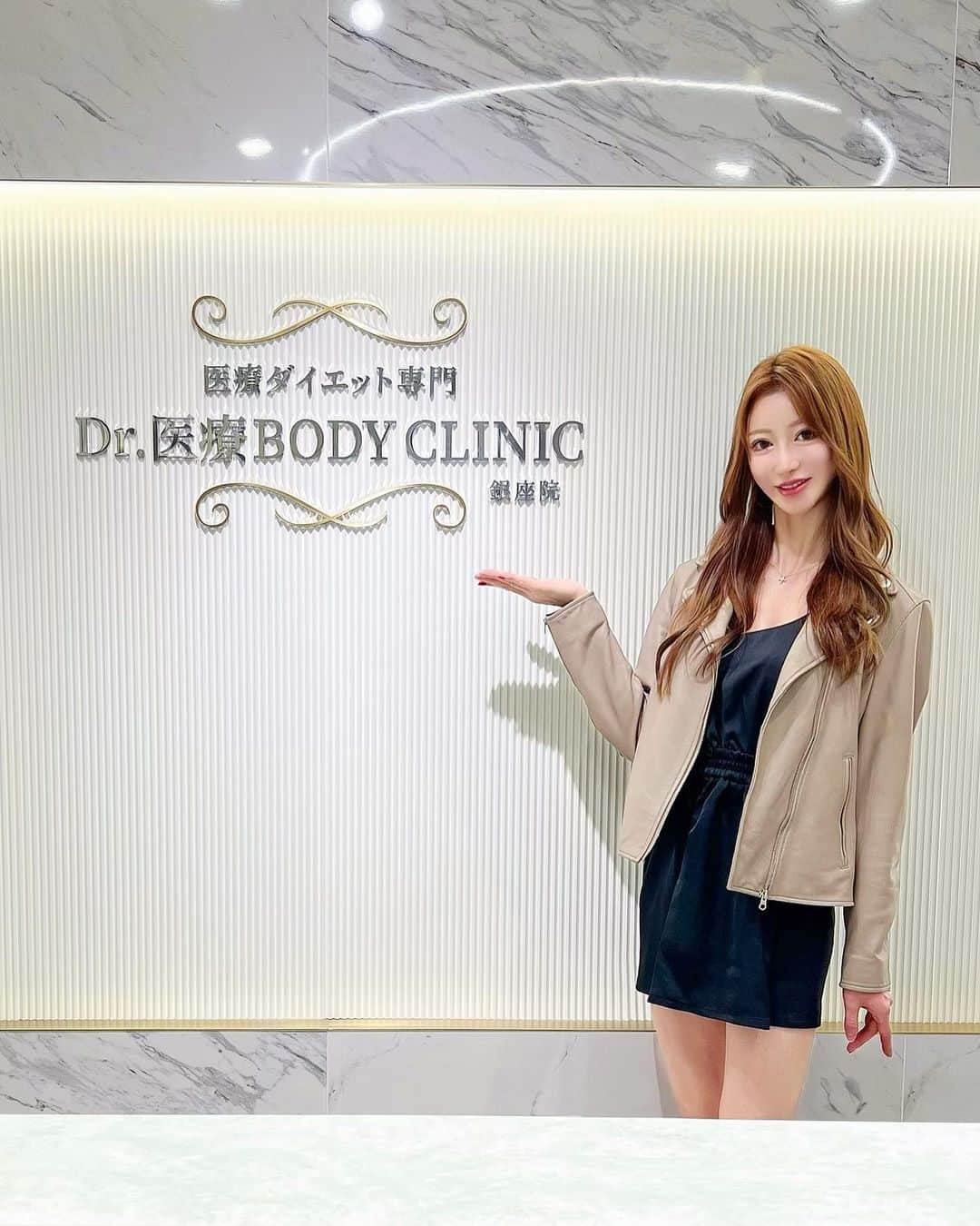 松山英礼奈さんのインスタグラム写真 - (松山英礼奈Instagram)「胸とお尻にお肉の厚みを出すために 絶賛デブ活中の私🐷🔥  これでもかってくらい 食べまくっています🐖🍚✨  おかげでくびれがなくなり、 まるで丸太ん棒のようなウエストに💭🪵🦭  そこで医療痩身受けに行ってきました🧚🏻‍♀️🪄✨  寝てるだけで、 ヒーリングミュージック聞きながら 力まない程度に出力上げてもらって うとうとしてたら施術終わってた🫨笑  結果、おへそ横線になっていたのが 無事縦に戻っていました🤣🥳💮  現代医療の力って凄い🥹👏🌹✨  #小顔 #顔痩せ #部分痩せ #痩身 #Dr医療ボディクリニック  #ドクター医療ボディクリニック #医療痩身 #ダイエット #医療ダイエット #メディカルダイエット #サクセンダ #筋トレ #エステ #食べて痩せる #楽して痩せたい #ダイエット仲間募集 #pr」5月27日 21時08分 - hiiiiiiii0802