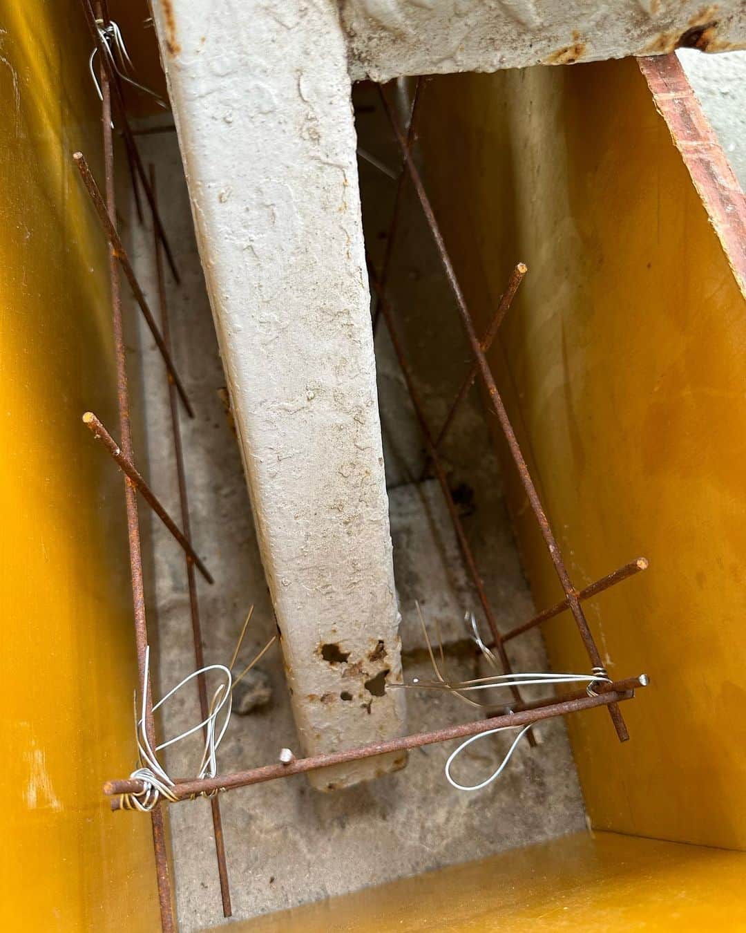 HIROさんのインスタグラム写真 - (HIROInstagram)「今日のＤＩＹ修復作業🫡  #diy #修復 #作業 #ガレージ #秘密基地 #HIROベース #インスタセメント #準備 #安田大サーカスHIRO」5月27日 21時19分 - hiro19770420