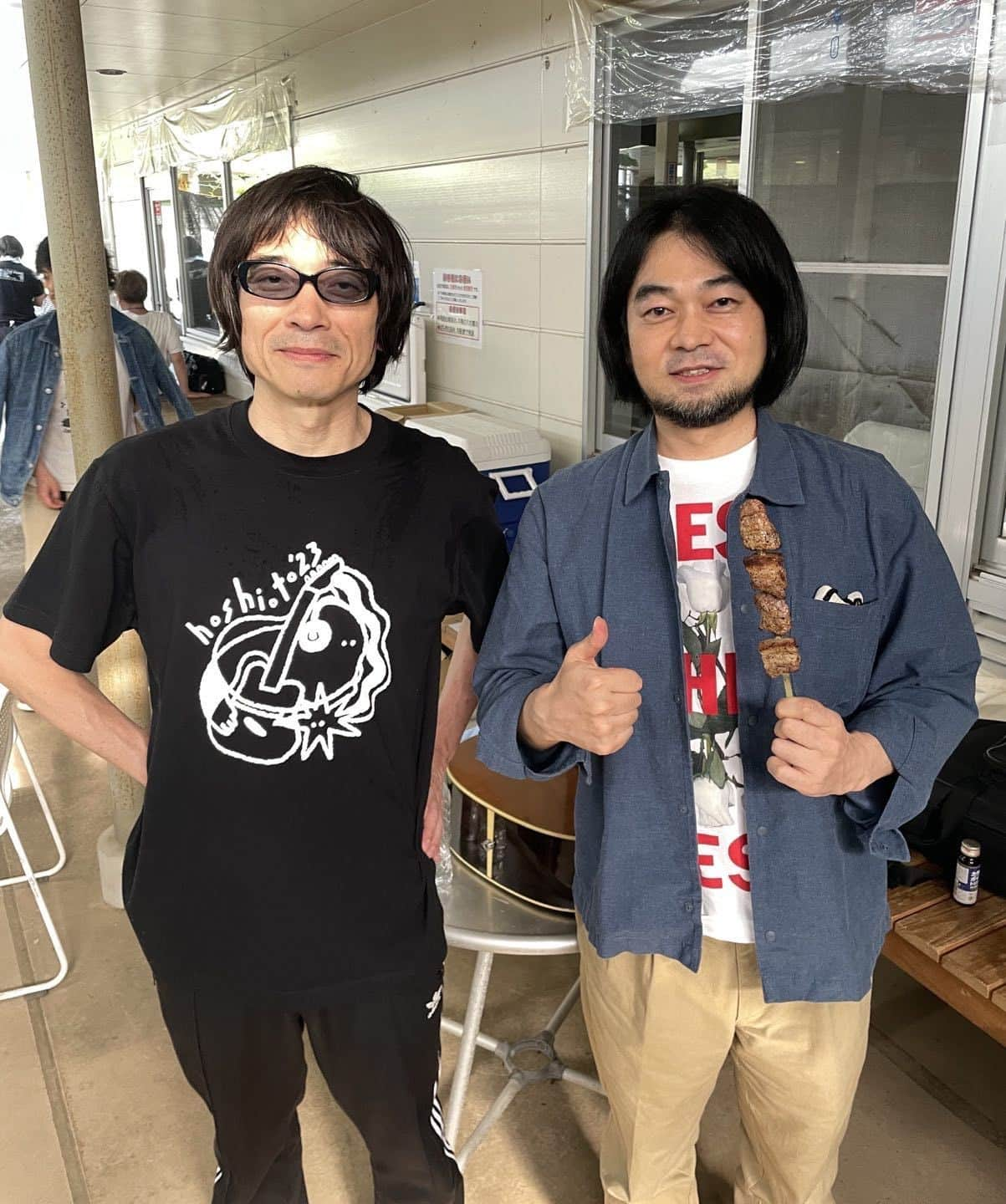 堀込泰行さんのインスタグラム写真 - (堀込泰行Instagram)「. hoshioto’23、楽しんでくれた皆さんありがとうございました！！  楽屋にて、真心ブラザーズのYO-KING先輩と。ケータリングの串焼き、置く所が無かったので😅 桜井さんとも久々にお話しできて良い1日でした🎶」5月27日 21時18分 - yasuyuki_horigome