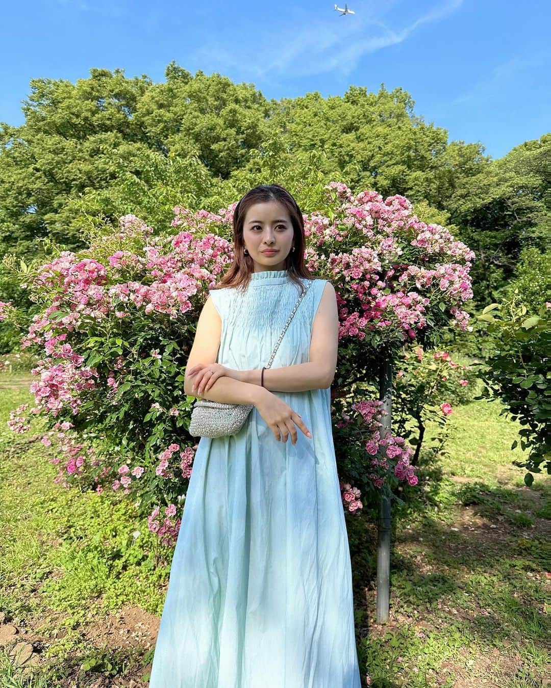 田中優衣のインスタグラム：「osampo.  お気に入りのワンピースを 着ていたので お花の前で写真撮ってもらった📷 代々木公園素敵な場所ね。」