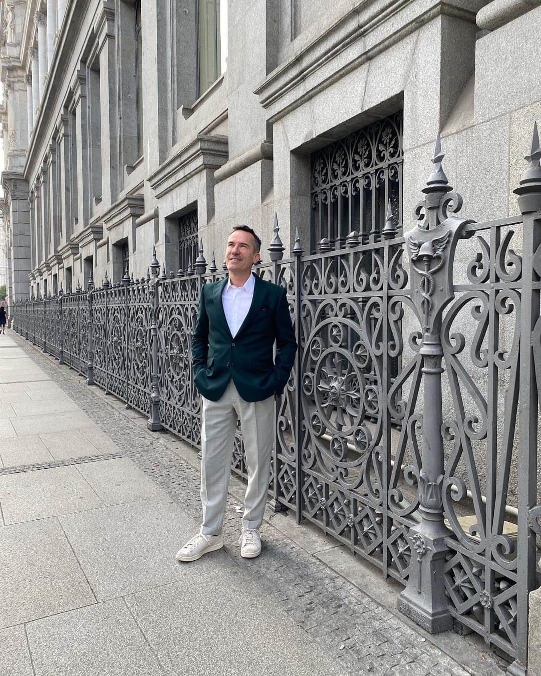 ガルシアマドリッドのインスタグラム：「Los sábados en verde. Chaqueta verde bosque y pantalón gris perlado, ambos en lana rústica, camisa en popelin blanco y zapatillas 🌺  Rejería del Banco de España  Desliza ➡️ @garciamadrid #garciamadrid」