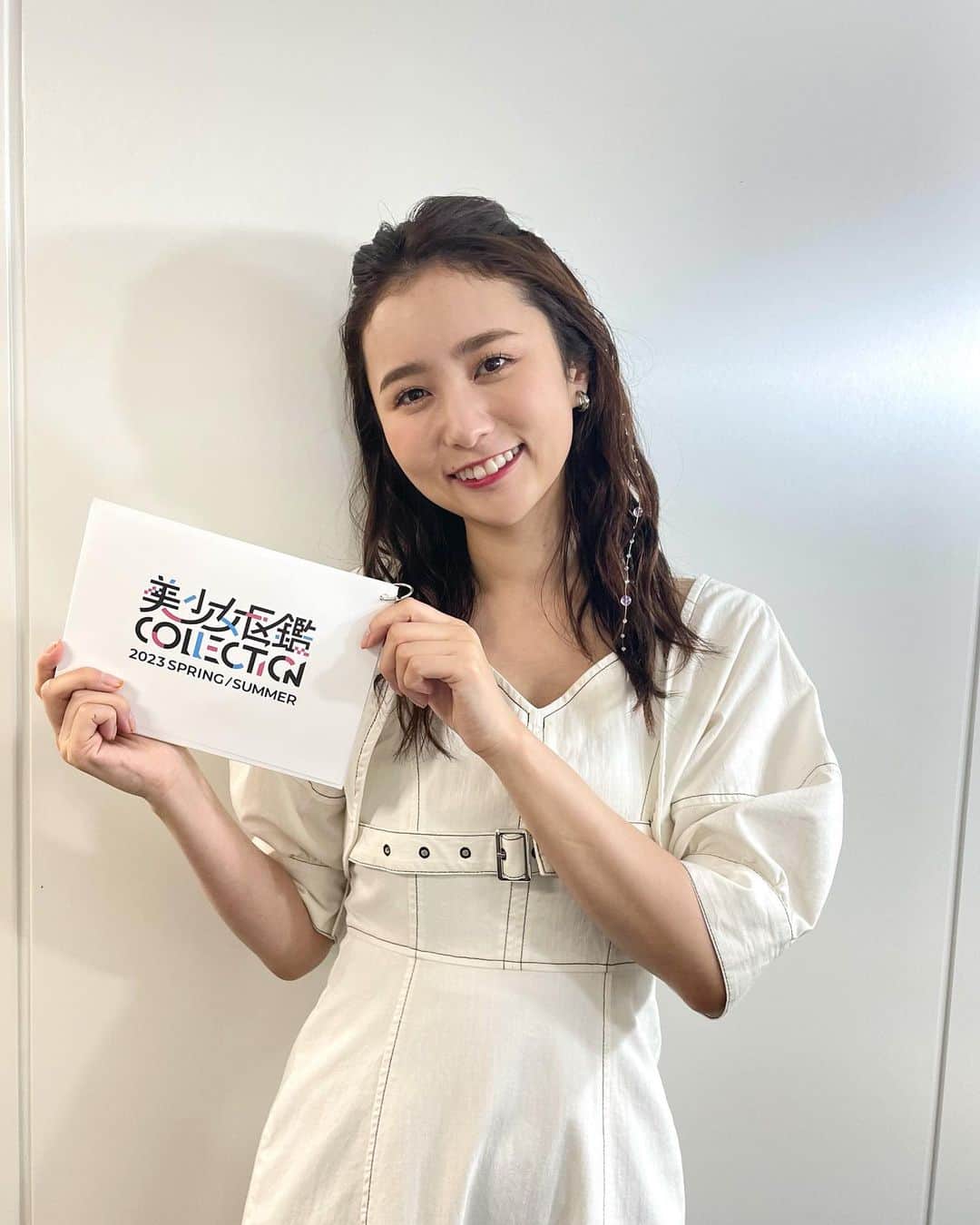 まつきりなのインスタグラム：「本日はファッションショーのＭＣのお仕事でしたー！ 芸人の #佐久間一行 さんと🎤 佐久間さんから心がぽかぽかする安心感を隣でいただき  アナウンサーさんばりのセリフ量で不安やったけど 何とか無事に進行できてよかったです（笑）ほっ  衣装はdazzlinのワンピース♡ dazzlinステージ歩かせていただきました😂✨  ヘアメイクは安定の @hairmake.asuka さん♡ いつも色んな自分になれて楽しい！さすがです  #美少女図鑑 #美少女図鑑COLLECTION」