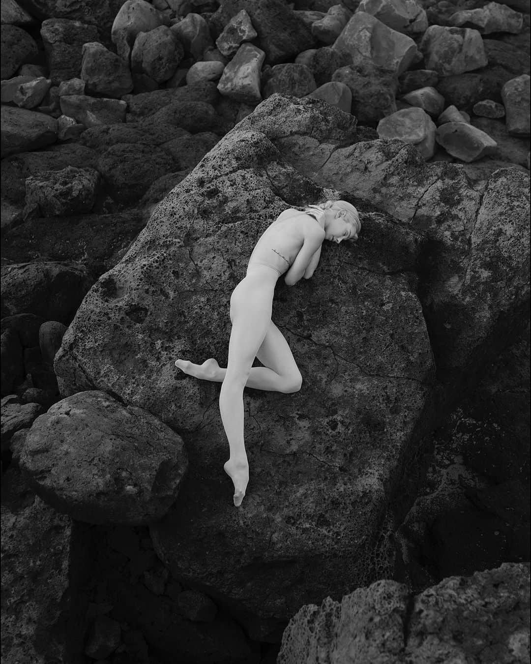 ballerina projectのインスタグラム：「𝐌𝐢𝐤𝐚𝐞𝐥𝐚 𝐊𝐞𝐥𝐥𝐲 on the island of Molokai.   @mikaelakelly__ #mikaelakelly #ballerinaproject #molokai #hawaii @wolford #wolford #hosiery #tights   Ballerina Project 𝗹𝗮𝗿𝗴𝗲 𝗳𝗼𝗿𝗺𝗮𝘁 𝗹𝗶𝗺𝗶𝘁𝗲𝗱 𝗲𝗱𝘁𝗶𝗼𝗻 𝗽𝗿𝗶𝗻𝘁𝘀 and 𝗜𝗻𝘀𝘁𝗮𝘅 𝗰𝗼𝗹𝗹𝗲𝗰𝘁𝗶𝗼𝗻𝘀 on sale in our Etsy store. Link is located in our bio.  𝙎𝙪𝙗𝙨𝙘𝙧𝙞𝙗𝙚 to the 𝐁𝐚𝐥𝐥𝐞𝐫𝐢𝐧𝐚 𝐏𝐫𝐨𝐣𝐞𝐜𝐭 on Instagram to have access to exclusive and never seen before content. 🩰」