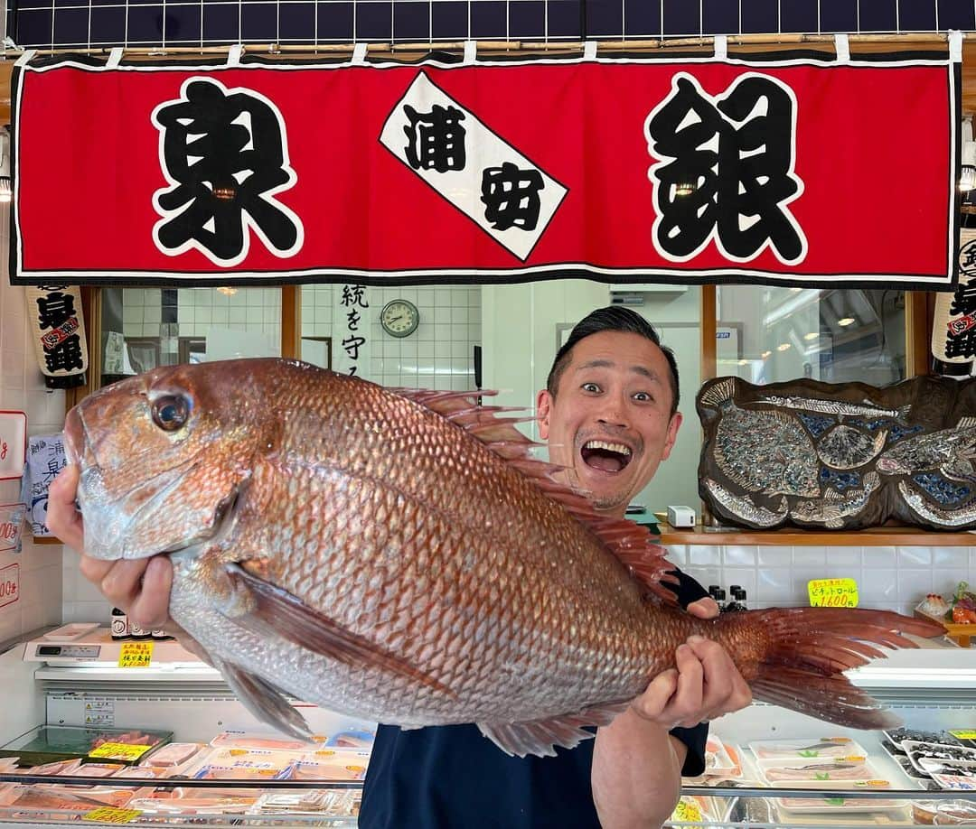 森田釣竿さんのインスタグラム写真 - (森田釣竿Instagram)「宮城県七ヶ浜の天然真鯛を明日の朝イチでさばき鱒。なぜ真鯛が魚の王様と呼ばれるのか。イマイチぴんとこない方は騙されたと思って持ち帰ってみてください。俺史上、三本指に入る真鯛ちゃんです。日曜の泉銀もお楽しみに！！！！！」5月27日 21時12分 - tsurizaomorita3710