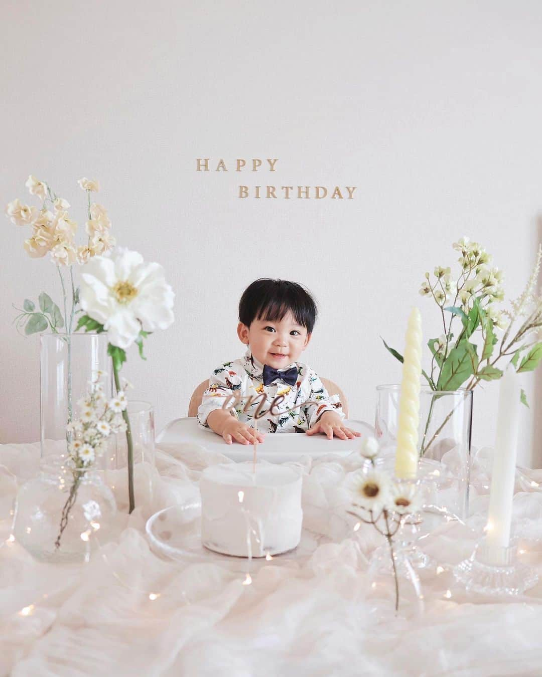 畑有里紗のインスタグラム：「本日息子が1歳のお誕生日を迎えました🎂💐  毎日いろんな成長を見せてくれて 息子の笑顔にたくさん助けられ癒されて この一年本当に幸せな毎日だったよ♡  私たちのもとに生まれてきてくれて本当にありがとう🤍 こんなにも愛おしい存在に出会えてママは幸せ者だ！ トナが大好きだよ🫶  2023.05.27  @sho_arii.family  #お誕生日おめでとう #ファーストバースデー photoset @pam__baby__photo」