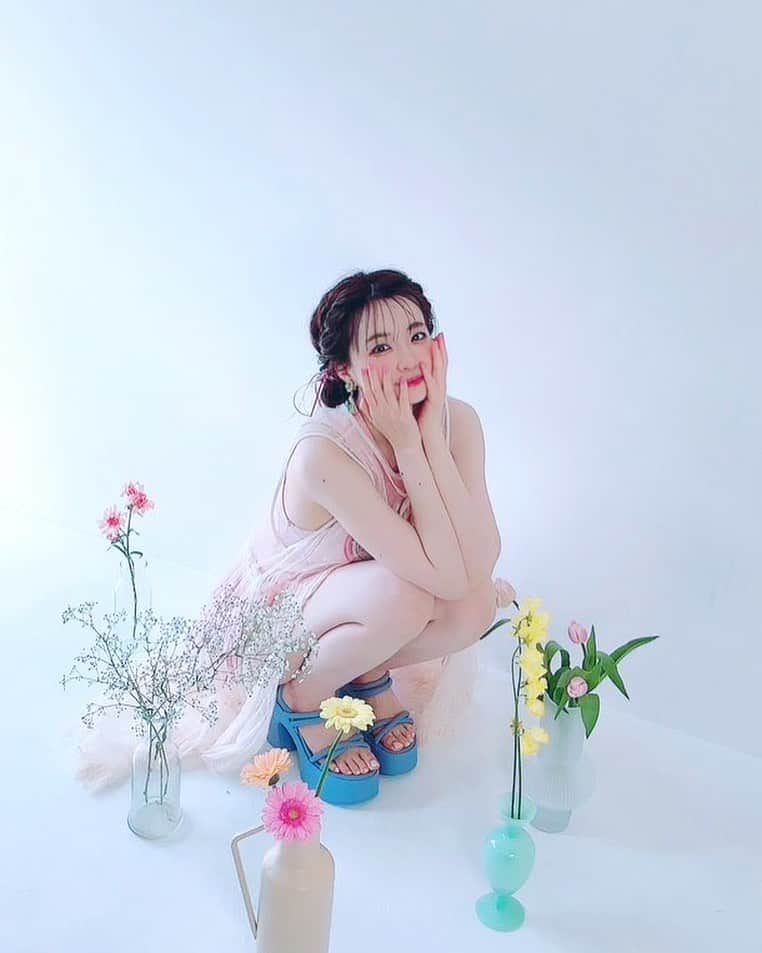 諏訪彩花のインスタグラム：「今日はお誕生日でした！ 35歳になってもこうして変わらず好きなお仕事ができて、応援してくれるあたたかいみなさんがいてくださって。 ほんとに、当たり前のことじゃないなぁと心から感謝のきもちでいっぱいです。  そしていつも味方でいてくれる家族、 優しい友人たちに感謝感謝です。。。  私ももっとつよくて優しい人になれるよう 成長していきたいと思っています。  これからもどうぞよろしくお願いします☺️」