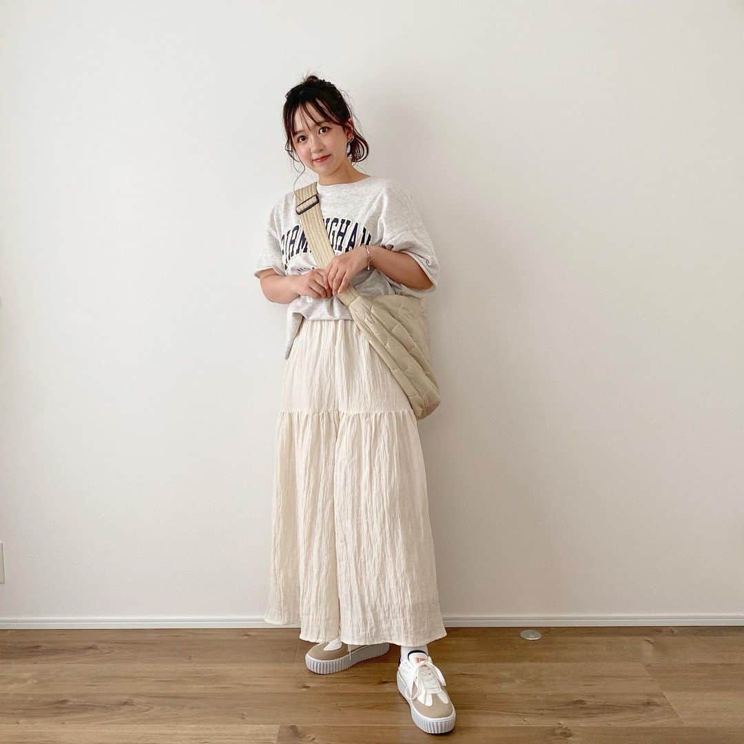 haruのインスタグラム：「ㅤㅤㅤㅤㅤㅤㅤㅤㅤㅤㅤㅤㅤ ㅤㅤㅤㅤㅤㅤㅤㅤㅤㅤㅤㅤㅤ  かわいいスニーカーつかって カジュアルコーデ♡  このスニーカー本当に驚きの軽さ😂！ 厚底なのに軽くてめちゃくちゃはきやすい🥹 レトロなデザインなのと JaVaタグがかわいい❣️  男女兼用可なデザインだから 🐻さんとお揃いしようかなと..🤭♡ ( スニーカーほとんどお揃いにしてる👟笑 )  普段23.5cmをはいているので Mサイズにしましたがぴったりでした🤍 カラーはベージュ系その他です👟´-  @classicalelf_official  《JaVaジャバ 別注》RETRO LITE（レトロライト)　超軽量厚底スニーカー  #クラシカルエルフ #classicalelf #エルフコーデ #タイアップ #java #ジャバ #uniqlo #gu #zara #ユニクロ #ジーユー #ザラ #zozo #zozotown #zozo購入品 #zozotown購入品 #スニーカー #厚底スニーカー #ユニセックス #プチプラコーデ#骨格ウェーブ」
