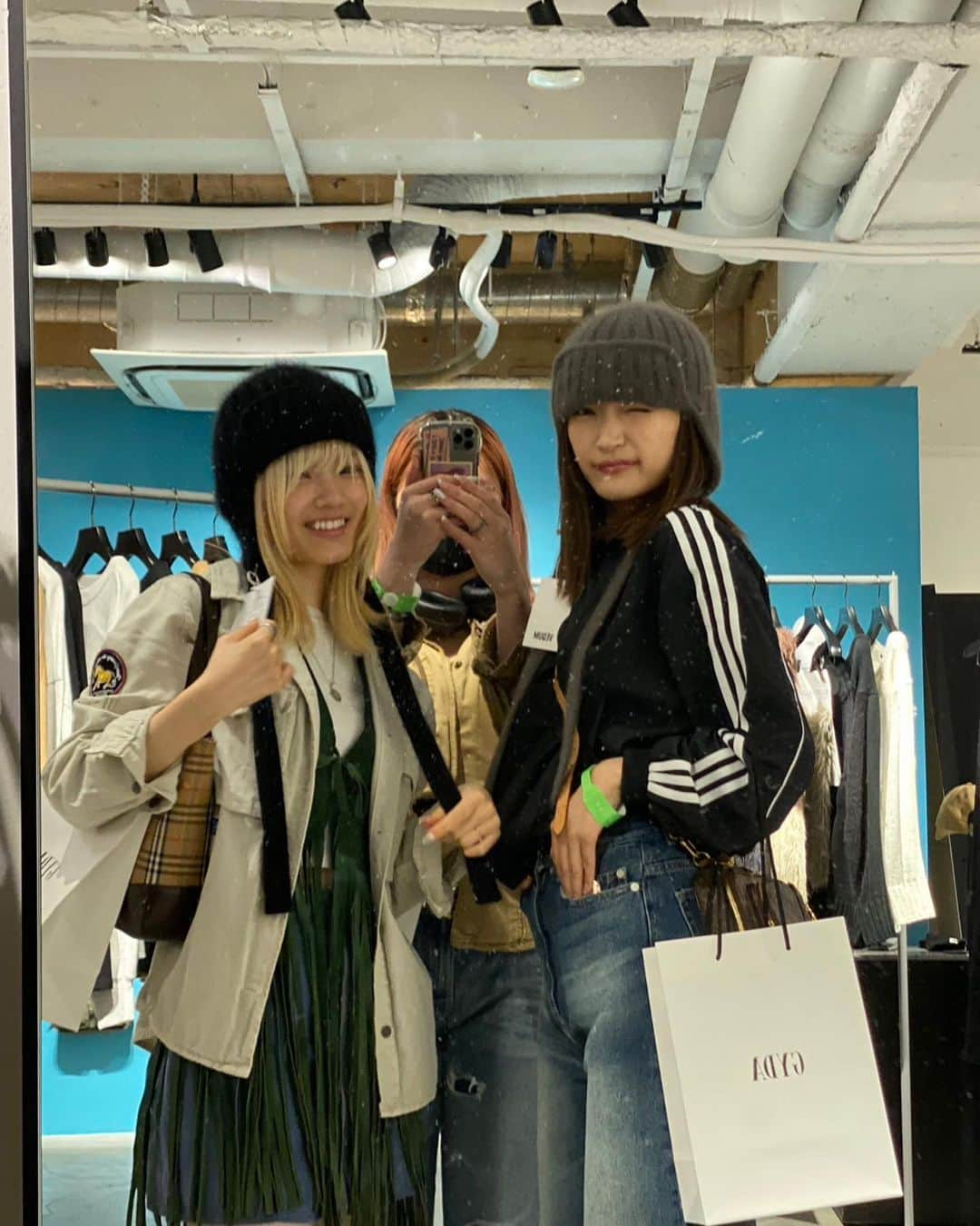 Girls²さんのインスタグラム写真 - (Girls²Instagram)「♡♡♡ やっほーmomodayo⭐︎⭐︎⭐︎ ⁡ 今日はアスナル金山さんでリリースイベントをさせていただきました❤️‍🔥 ⁡ リリースイベントラストは西宮ガーデンズさん!! ⁡ ということでいつも私がやってるポーズ、きらちゃんにもやっていただきました😋 ⁡ 激レア ⁡ 3.4枚目は以前行かせていただいた展示会の時の写真😎 ⁡ そして地球を守ってるくれたんも添えておきます💗 ⁡ あっ！ ⁡ 渋谷にある大きな広告明日までなんですって🙀 ⁡ 皆様行かれましたか?? ⁡ 私は行きました ⁡ #Girls2 #ガールズガールズ #隅谷百花」5月27日 21時27分 - girls2_official