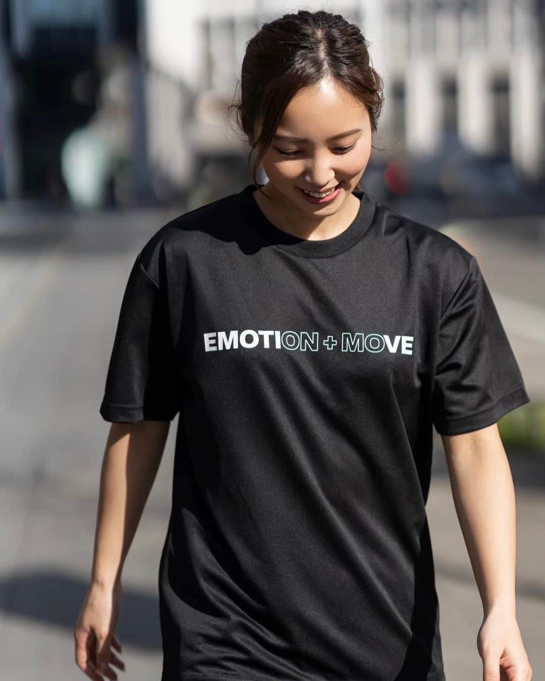 笹川萌さんのインスタグラム写真 - (笹川萌Instagram)「. EMOVEの新作ドライTシャツ❤️‍🔥‼︎ ドライTシャツなので、これから暑くなってくる季節にバッチリです🤩 予約期間は、29日(月)19時まで🫧 期間限定なので、この機会にぜひ🥳🌈」5月27日 21時27分 - ____moep