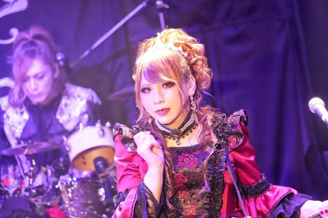 のインスタグラム：「札幌初日ありがとうございました。明日はもっと熱く行くよ！  Versailles Live Tour "Varoque" 2023  〜華麗なる様式美の逆鱗〜  5月28日(日)札幌Crazy  Monkey OPEN 16:00 / START 16:30 #HIZAKI」