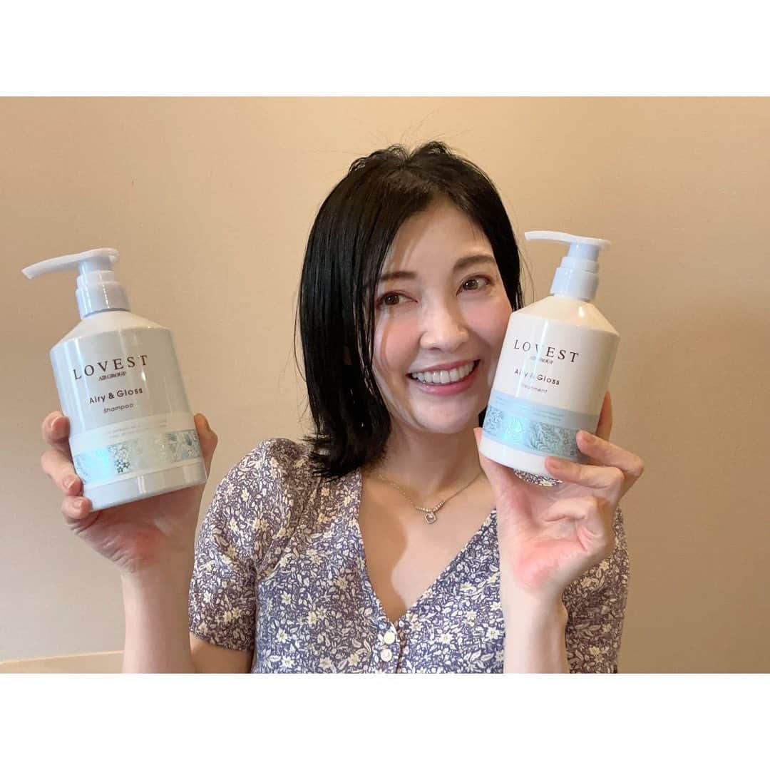 永末まゆのインスタグラム：「髪質改善級のツヤ髪になると噂のシャンプー&トリートメント🧴  ヘアサロンairグループと共同開発したLOVEST（ラベスト）サロンクオリティーヘアケア。  ブルーのラベストは、ふんわりエアリーなツヤ髪を目指したい方へオススメらしい。しっとり派の方は、ピンクがおすすめ。  何よりパッケージがかわいいのがお気に入り🙋🏻‍♀️  ・ ・ ・  PR @mon.chou.chou.official #LOVESTシャンプー #ヘアケアグッズ #ヘアケア商品 #ツヤ髪 #美髪 #梅雨対策 #ミディアム #ヘアケア方法 #アラフォーヘア #ラベスト #髪質改善トリートメント」