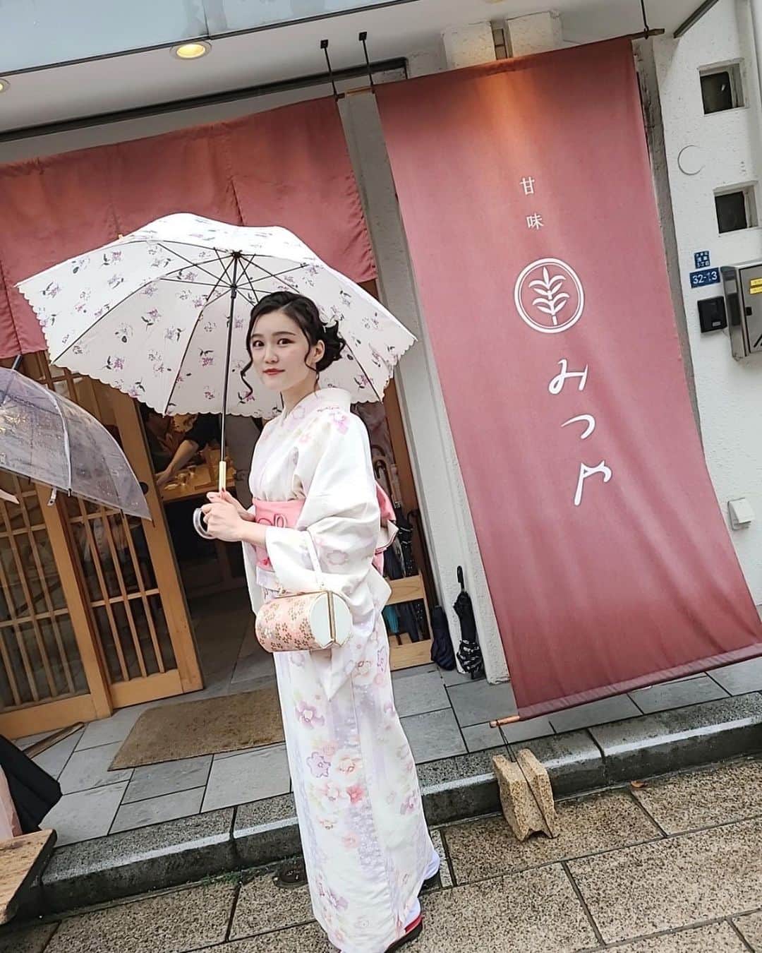 太田理恵のインスタグラム：「着物×傘🫶 雨ならではの写真🥰  #浅草　#浅草観光　#着物　#東京観光 #東京　#着物レンタル　#kimono #asakusa #tokyo #japan #みつや #浅草みつや」