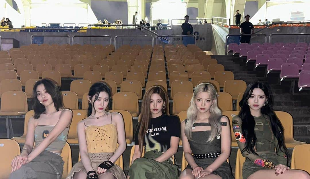 ITZYさんのインスタグラム写真 - (ITZYInstagram)「ITZY in BUSAN✨  몰아치는 드림 속으로 함께 들어와 준 믿지 고마워요🩵  #ITZY #MIDZY #드림콘서트」5月27日 21時21分 - itzy.all.in.us