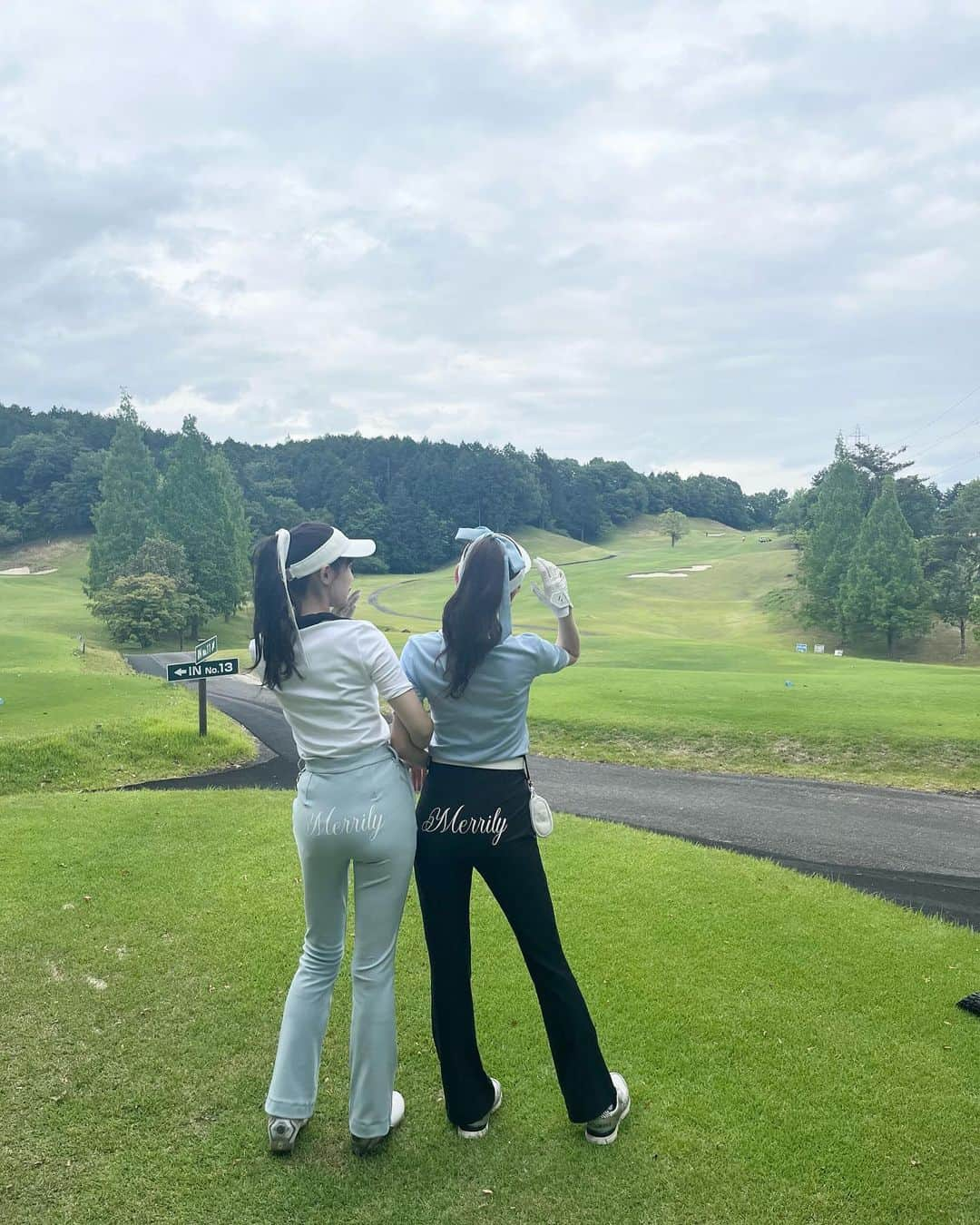 酒元麻衣（まいへー）のインスタグラム：「みんなで　@merrily.golf コーデ⛳️❤︎  家族や親戚以外とゴルフをするのが初めてで最初はめちゃくちゃ緊張🤣でも同じ組のみなさんが優しくて、とても楽しかった🥺💓  一緒にまわってくれた かなさん、ゆきさん、あいりちゃんありがとうございました❤︎❤︎  あいりちゃんには沢山笑わせて貰ったー🤣🤣  @fruitscup_official さん参加させて頂きありがとうございました🍈❤︎  結果はブービーでしたが…😭🤣(練習頑張ります😭笑) 景品はフランクミューラーの食器🍽とても豪華でびっくり😳  本当に楽しい一日でした❤︎❤︎  #golf #ゴルフ女子」