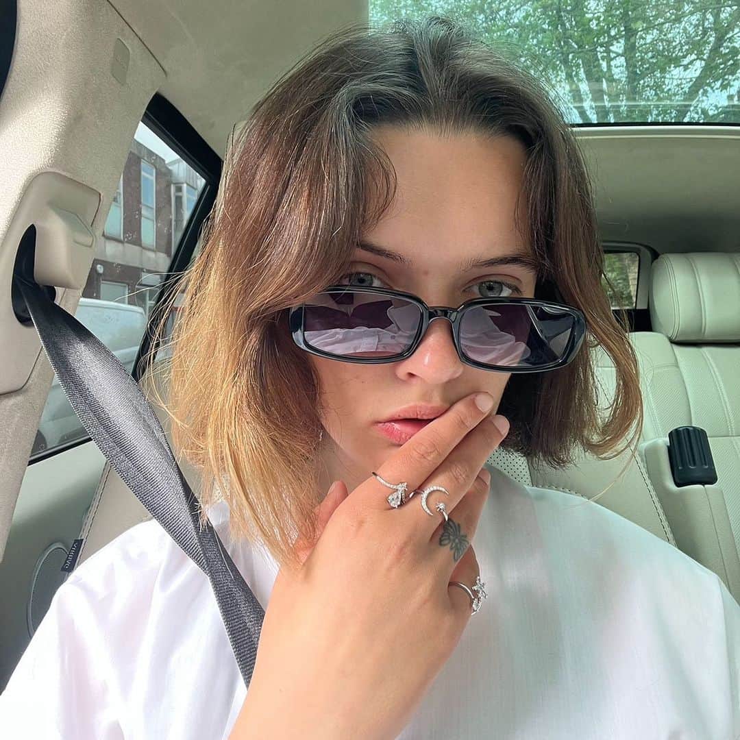 アナ・グロスティナのインスタグラム：「london looks good on me」