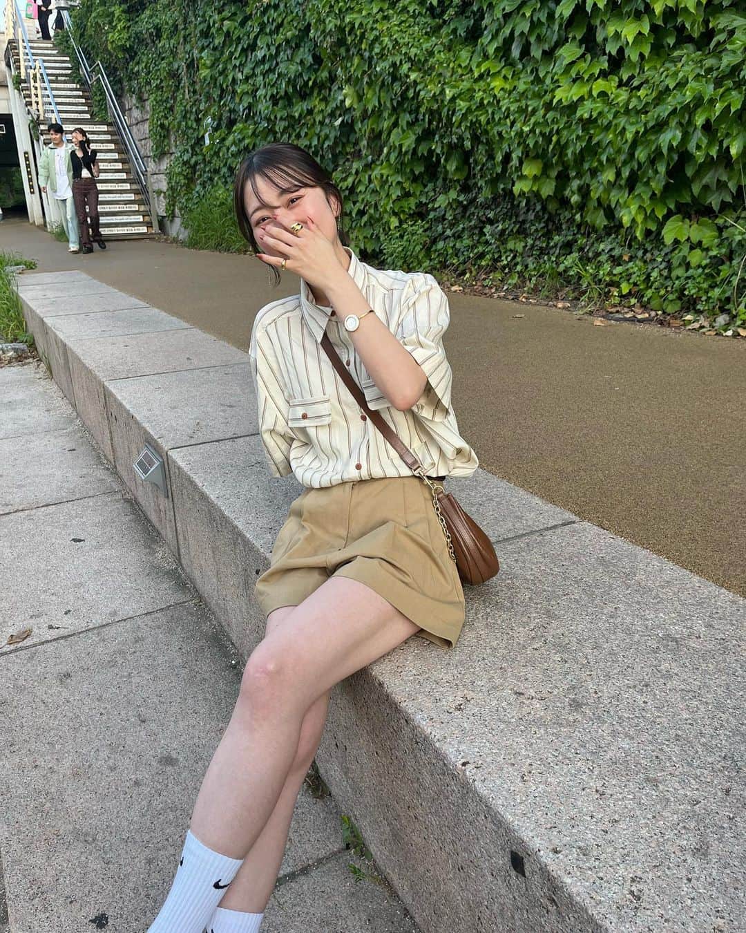 吉田南歩さんのインスタグラム写真 - (吉田南歩Instagram)「韓国に旅立った日コーデ😉 なんも考えんとショートパンツ履いたけど 機内でショートパンツ、キツかった😑笑  どうしてもこのコーデがしたかったから おしゃれに我慢は必要ということで🫠☝️ ㅤㅤㅤㅤㅤㅤㅤㅤㅤㅤㅤㅤㅤ とにかくシャツが可愛すぎるーっ！ ストライプの線の太さが違うところも ボタンの色がオレンジブラウンっぽいところも お袖が長めなのも、、♡ ㅤㅤㅤㅤㅤㅤㅤㅤㅤㅤㅤㅤㅤ ドタイプ☝️ 夏はキャミの上から羽織ったり、 羽織としてもめちゃ使う予定♡  全部(シャツ、パンツ、バッグ) @neam_official の新作だよん♡ 5/31発売！ パンツは6/7🙋‍♀️ ㅤㅤㅤㅤㅤㅤㅤㅤㅤㅤㅤㅤㅤ #ななほコーデ」5月27日 21時22分 - nanaho_yoshida