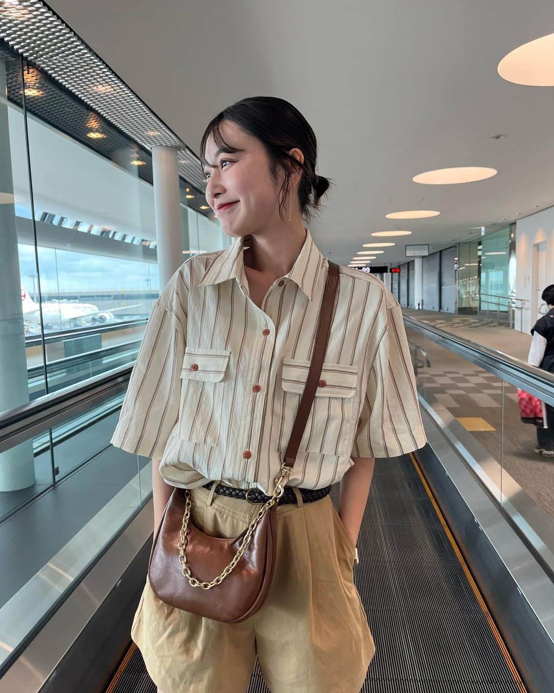 吉田南歩さんのインスタグラム写真 - (吉田南歩Instagram)「韓国に旅立った日コーデ😉 なんも考えんとショートパンツ履いたけど 機内でショートパンツ、キツかった😑笑  どうしてもこのコーデがしたかったから おしゃれに我慢は必要ということで🫠☝️ ㅤㅤㅤㅤㅤㅤㅤㅤㅤㅤㅤㅤㅤ とにかくシャツが可愛すぎるーっ！ ストライプの線の太さが違うところも ボタンの色がオレンジブラウンっぽいところも お袖が長めなのも、、♡ ㅤㅤㅤㅤㅤㅤㅤㅤㅤㅤㅤㅤㅤ ドタイプ☝️ 夏はキャミの上から羽織ったり、 羽織としてもめちゃ使う予定♡  全部(シャツ、パンツ、バッグ) @neam_official の新作だよん♡ 5/31発売！ パンツは6/7🙋‍♀️ ㅤㅤㅤㅤㅤㅤㅤㅤㅤㅤㅤㅤㅤ #ななほコーデ」5月27日 21時22分 - nanaho_yoshida