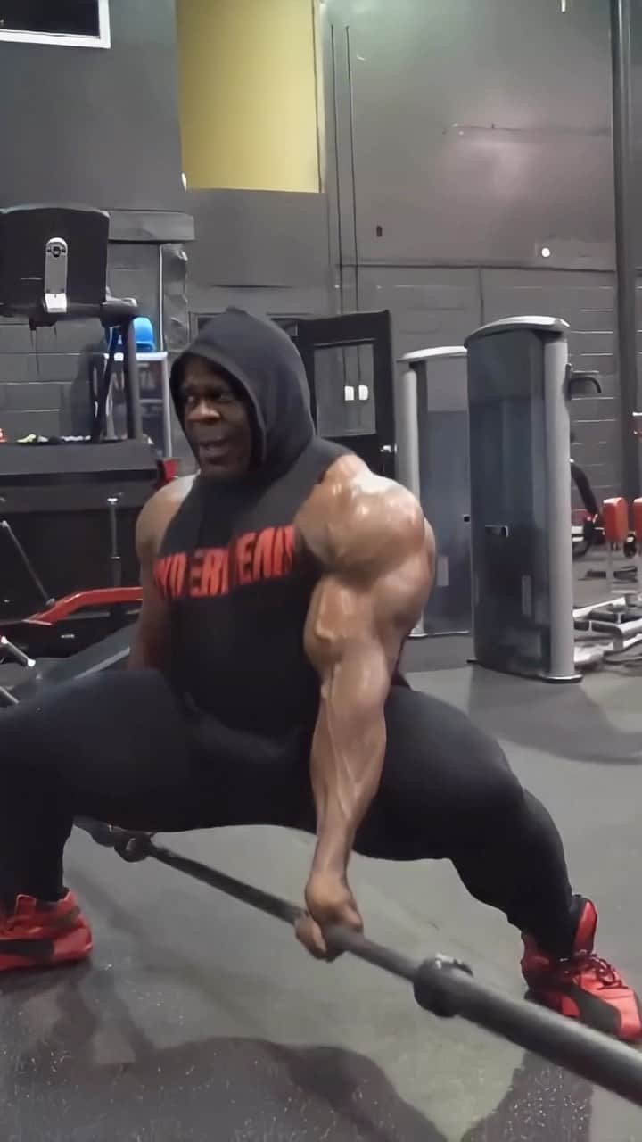 カイ・グリーンのインスタグラム：「Unleash the Power 🔥 Contract and squeeze like never before! Don’t underestimate the weightless bar. I’ve been rocking this move for the past three decades, and it’s an absolute game-changer!  Master the Move: 1. Take a wide stance, gripping the bar between your legs. 2. One hand in front, one hand behind your body, for ultimate control. 3. Feel the burn as you squat down deep, below parallel. 4. No weight or smaller plates, maxing out at 25s, for that perfect range of motion. 5. Amplify the burn by forcing your knees outward, activating those glutes. 6. Keep those glutes constantly engaged throughout your entire set.  Let’s bring it! Set your goal at 15-20 reps per leg and experience the burn.🔥 Take that first step forward and bring out your best every time with @ryderwear D-Maks. Wear em, train in them, or take with you on the go when your living life on your own terms.  💲Save Extra 10% Off 👉🏾Use Code: KAI10 📲ryderwear.com/kai  #KaiGreene #ThoughtsBecomeThings #Ryderwear #Bodybuilding #Reels #Fyp」