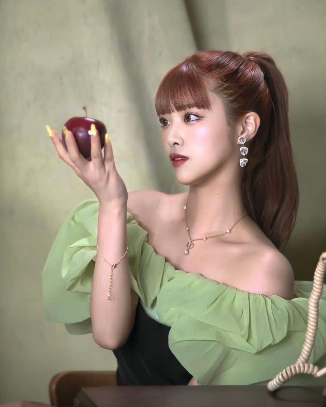 のインスタグラム：「アー写撮影の時にね どうしてもりんごと撮りたくて 撮ってもらった🍎💚 なんか白雪姫風？笑 #新曲リリース楽しみ」