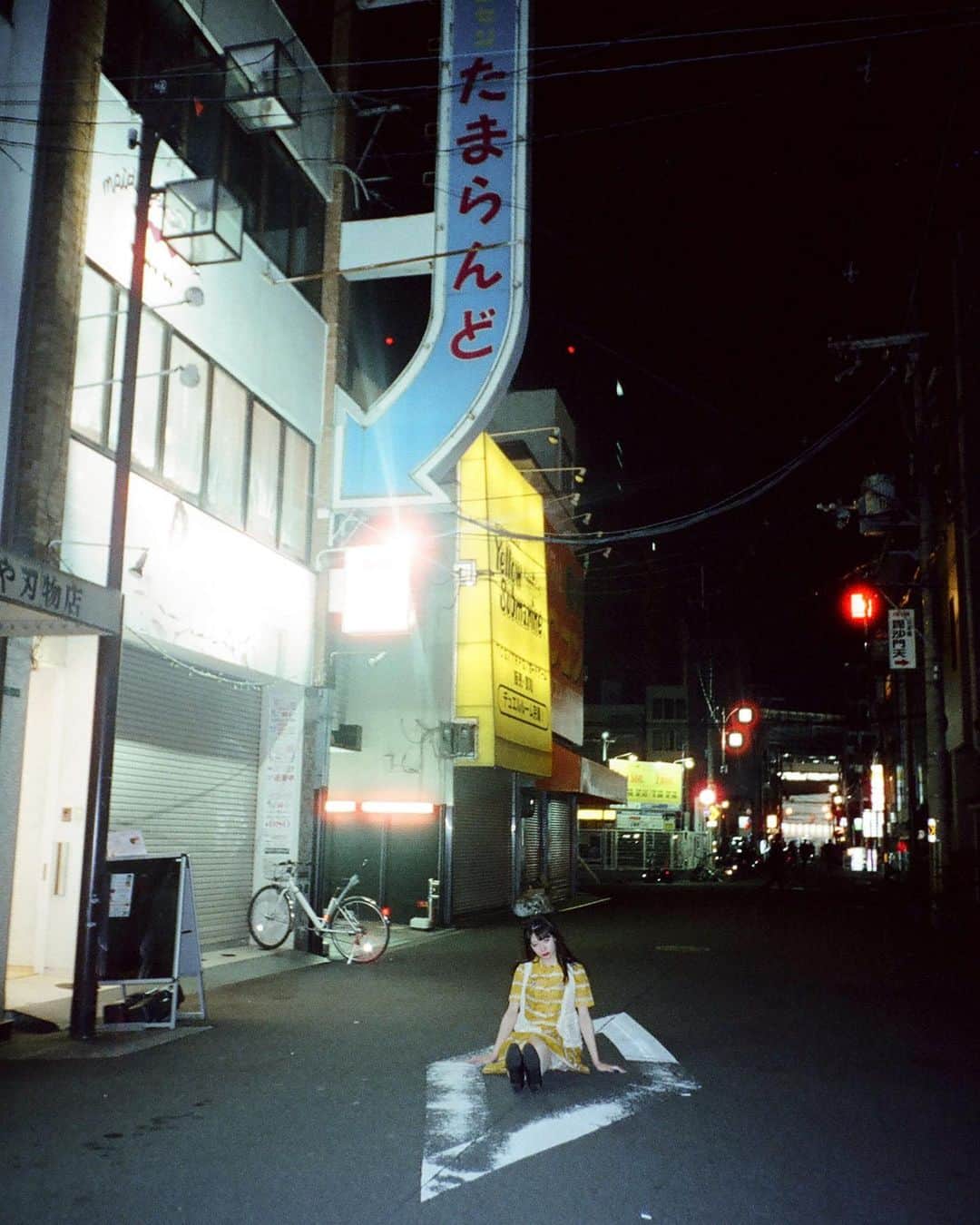 Yuma Takatsukiのインスタグラム：「. . . たまらんど . . . . . . 最近の街中シリーズお気に入り。 夏は暑いから夕方から夜の撮影がいいよね。 ⁡ それでは今日もお疲れさまでした。 . Osaka／Japan . #電球のお店らしい  #フィルムカメラで残す日常  . ―――――――――――――――――――――――――― 関西を中心にフリーランスで活動しています。 Web広告、個人撮影、家族撮影、PR撮影など、 6月以降の撮影依頼募集中です。 ⁡ ⁡Yuma Takatsukiオリジナルプリセットも販売中です。 ⁡プロフィールのポートフォリオサイトからご覧下さい。  またフォトサークルITTOKOという活動をしています。 ⁡ハイライトに色んなイベントをまとめています。 ――――――――――――――――――――――――――」